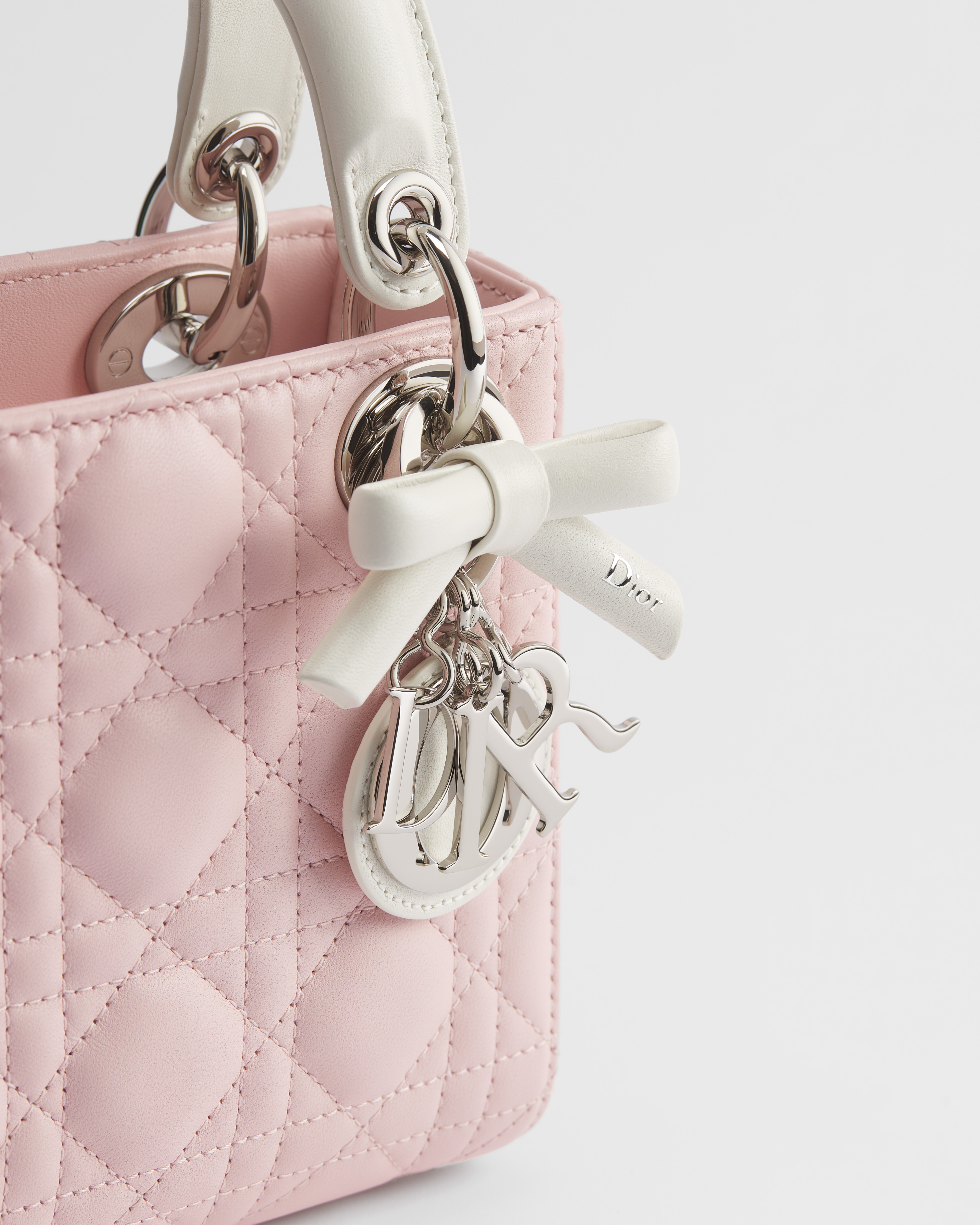 Dior Or 迷你 Lady Dior 手袋（附链条） 淡柔粉色和奶白色羊皮革藤格纹 E09