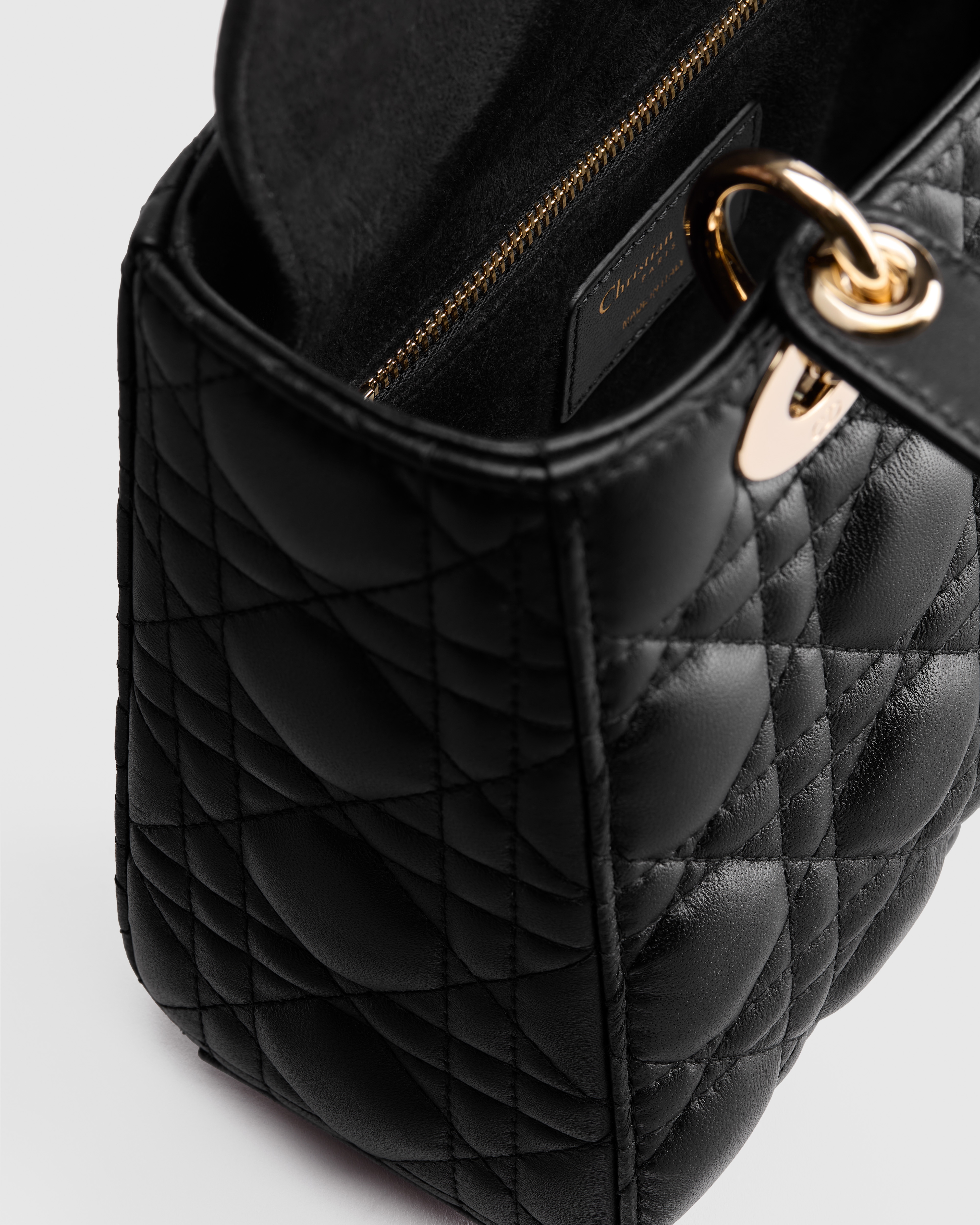 小号 Lady Dior 手袋（附肩带） 黑色羊皮革藤格纹 E10