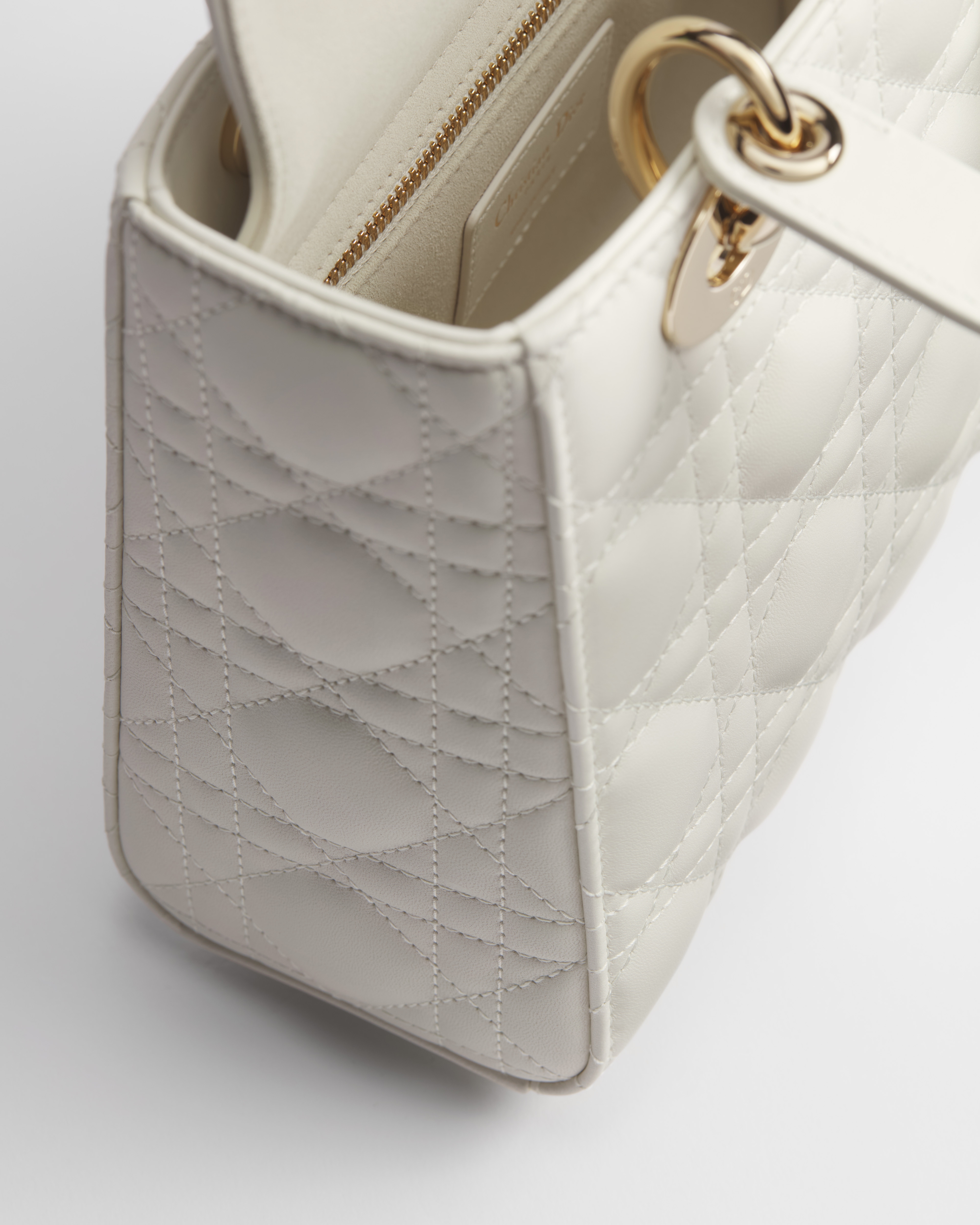 小号 Lady Dior 手袋（附肩带） 奶白色羊皮革藤格纹 E06