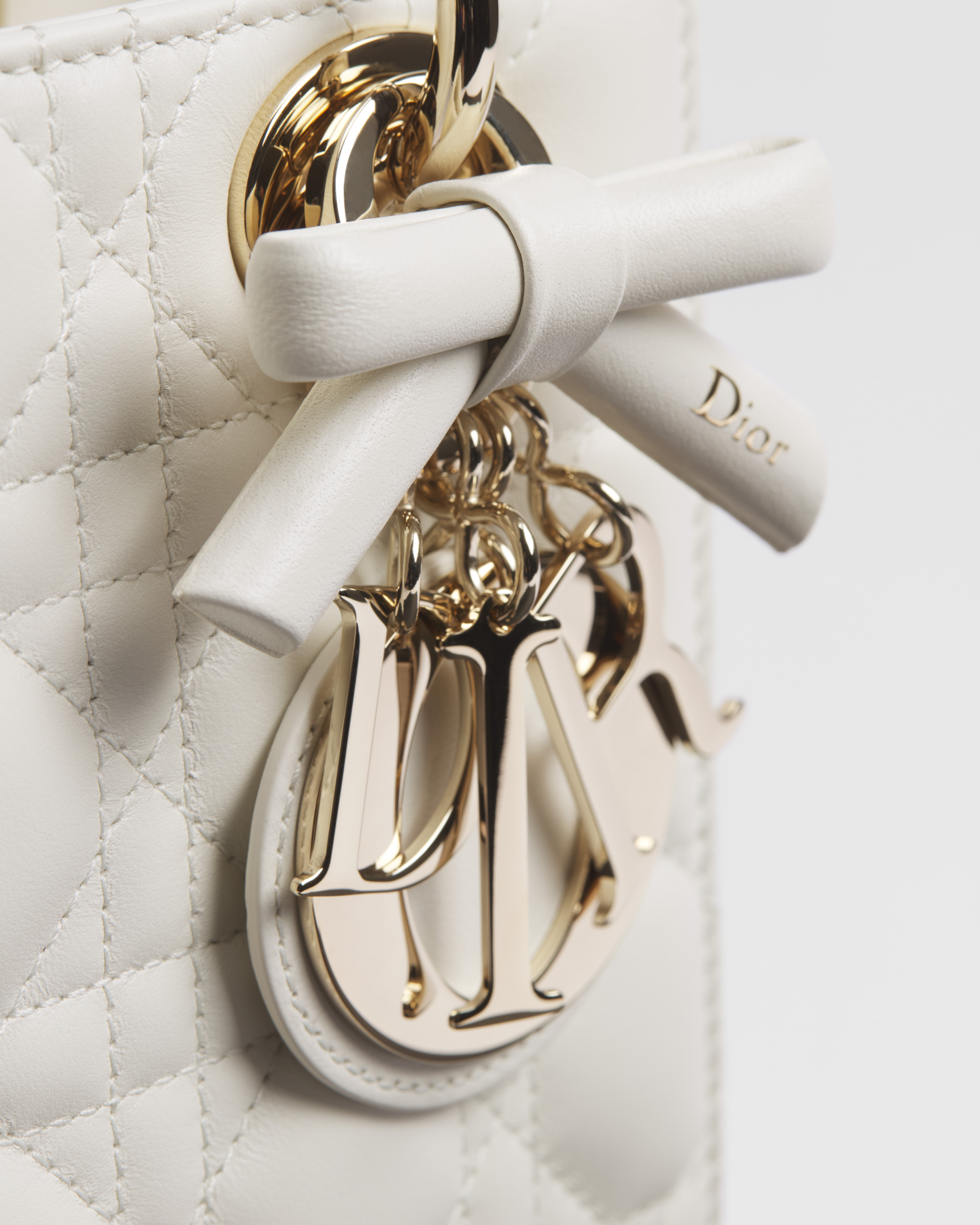 小号 Lady Dior 手袋（附肩带） 奶白色羊皮革藤格纹 E09