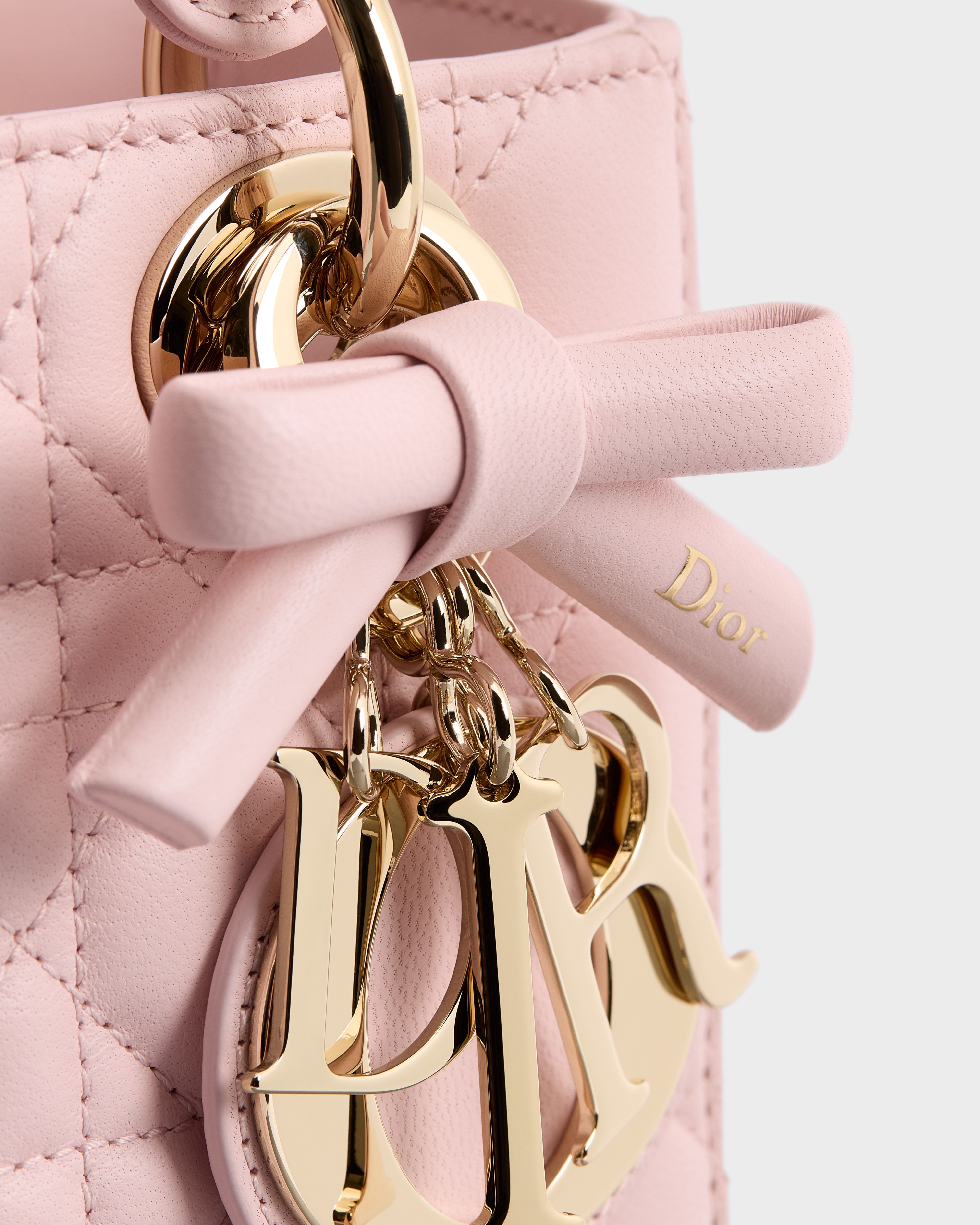 小号 Lady Dior 手袋（附肩带） 淡柔粉色羊皮革藤格纹 E09