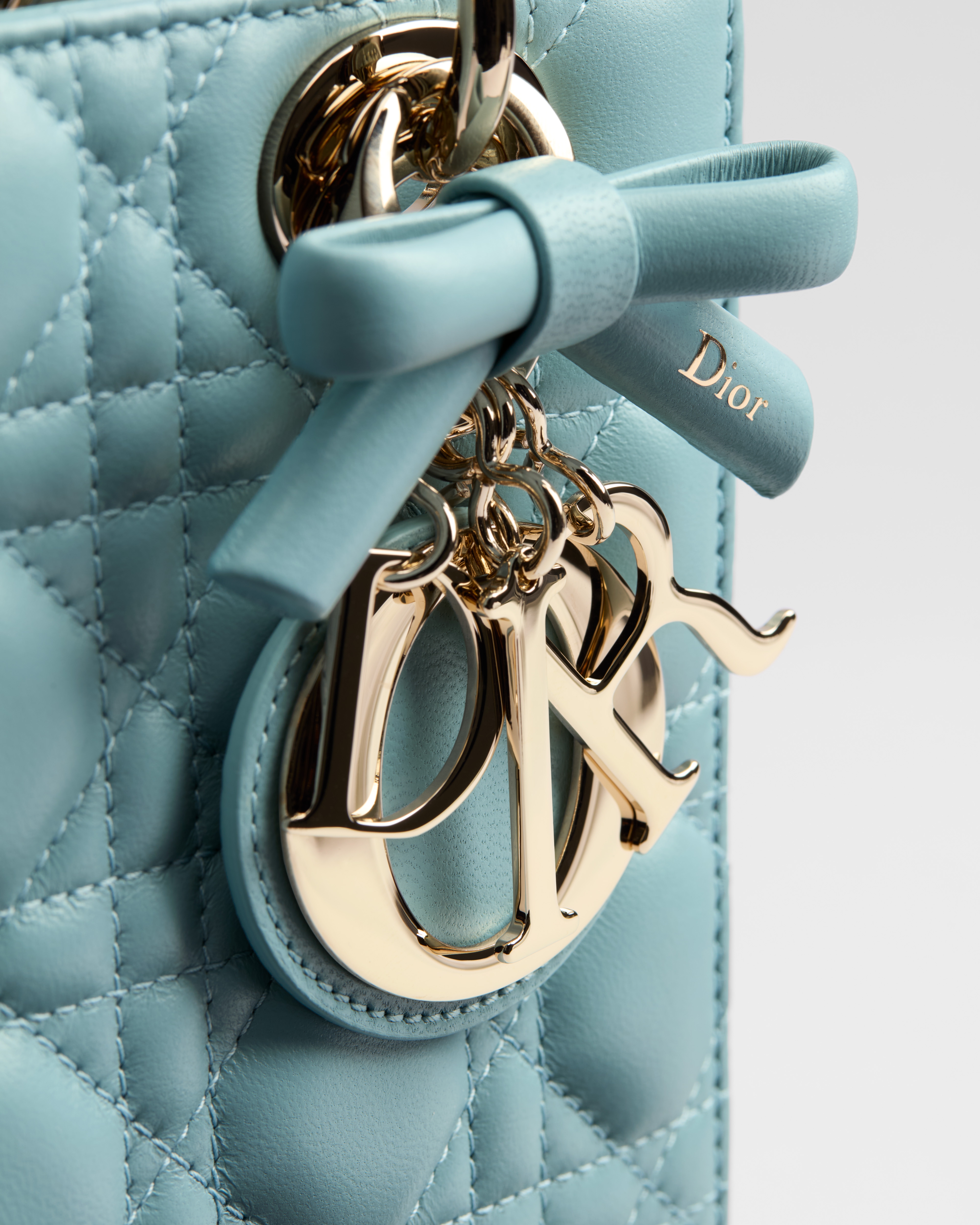 小号 Lady Dior 手袋（附肩带） 碧玺蓝羊皮革藤格纹 E09