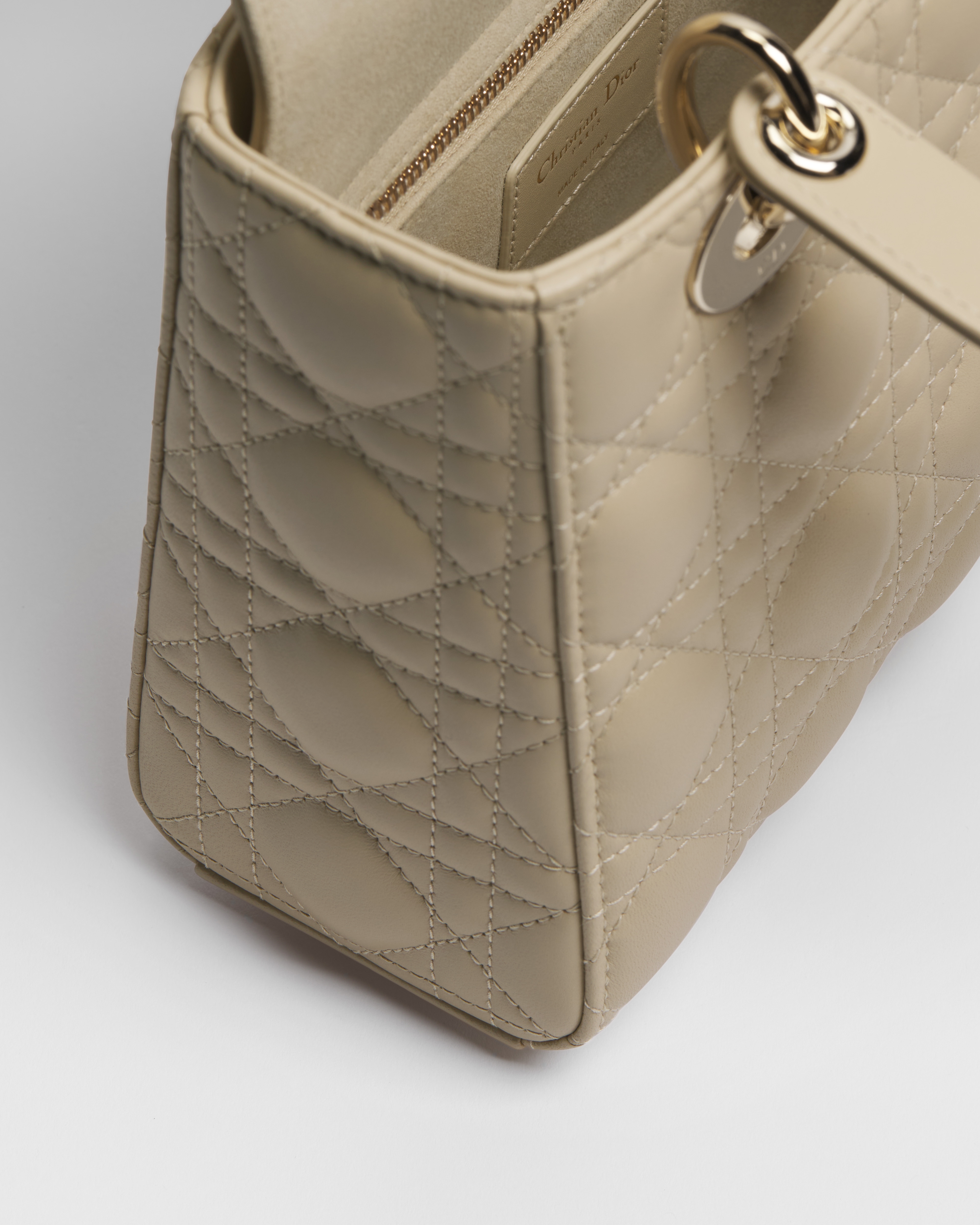 小号 Lady Dior 手袋（附肩带） 驼米色羊皮革藤格纹 E06