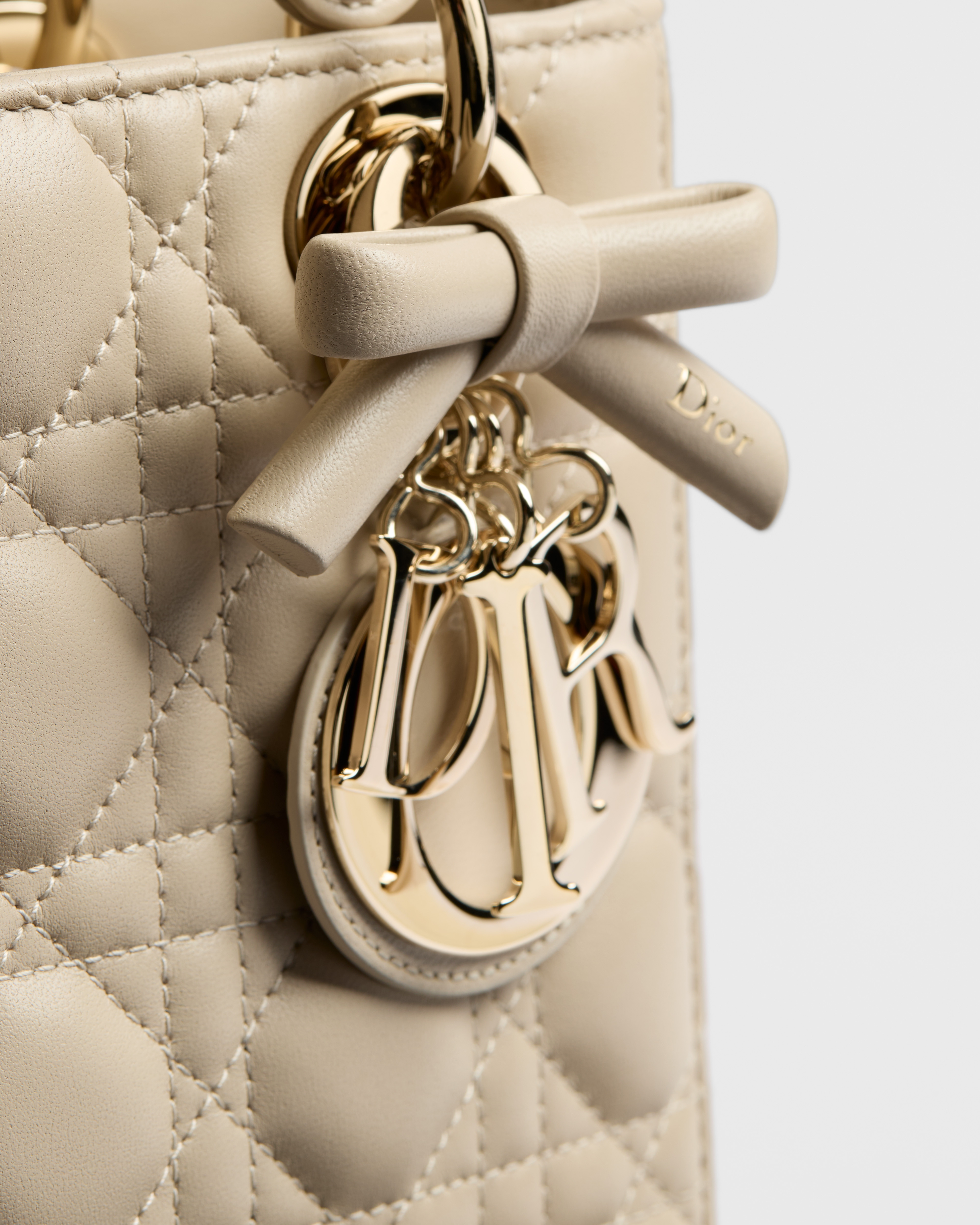 小号 Lady Dior 手袋（附肩带） 驼米色羊皮革藤格纹 E09