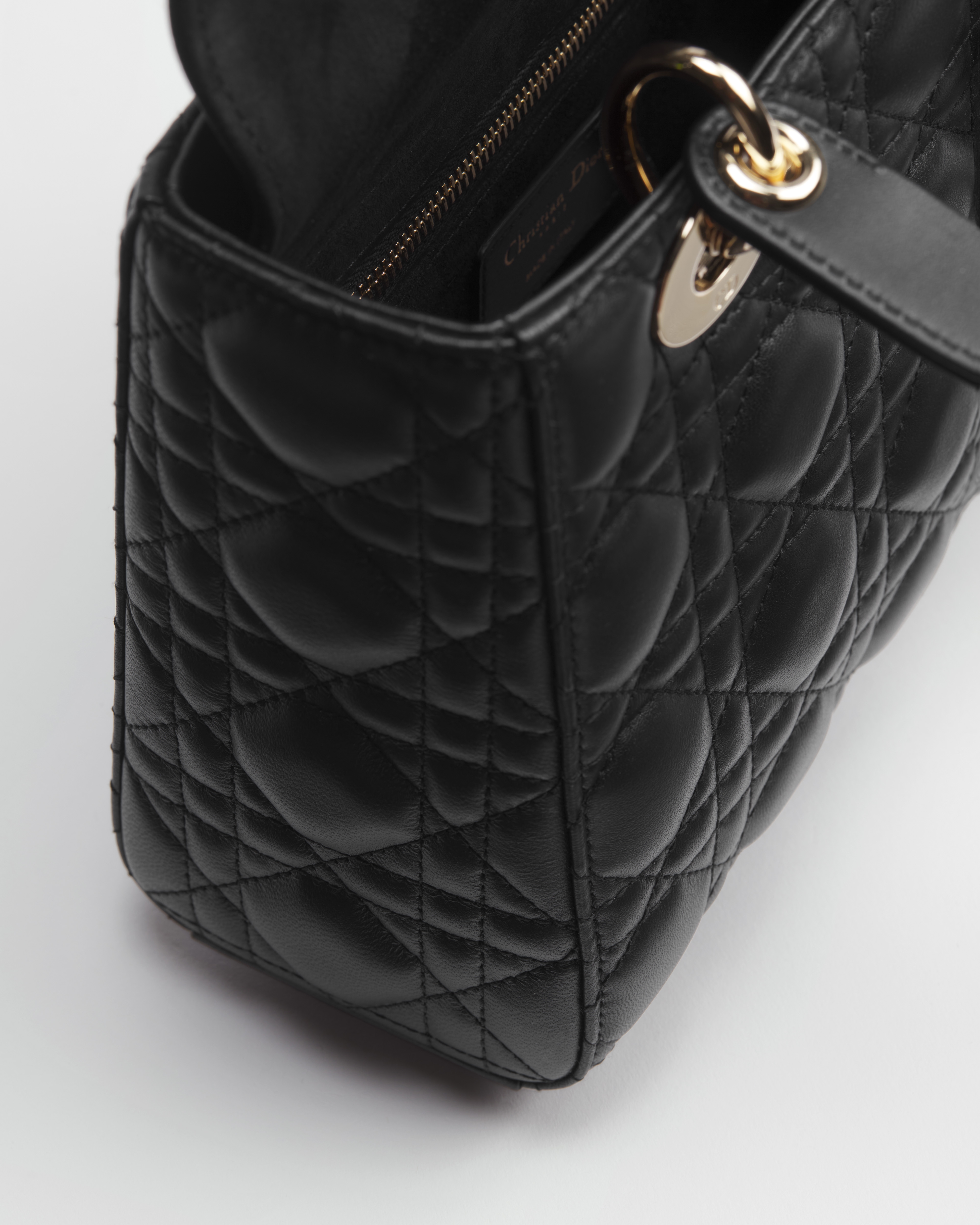 小号 Lady Dior 手袋（附肩带） 黑色羊皮革藤格纹 E06