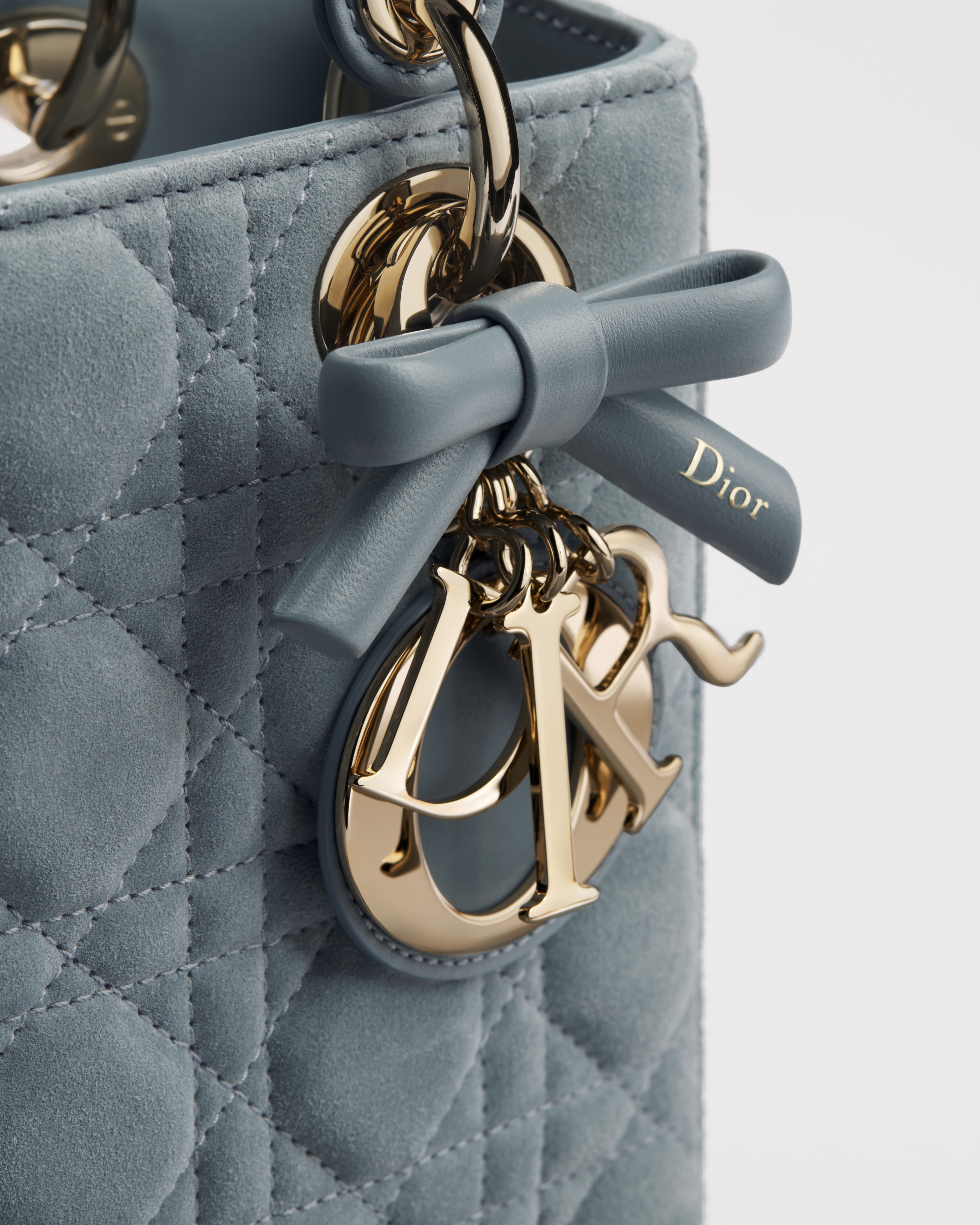 小号 Lady Dior 手袋（附肩带） 天蓝色绒面牛皮革藤格纹 E09