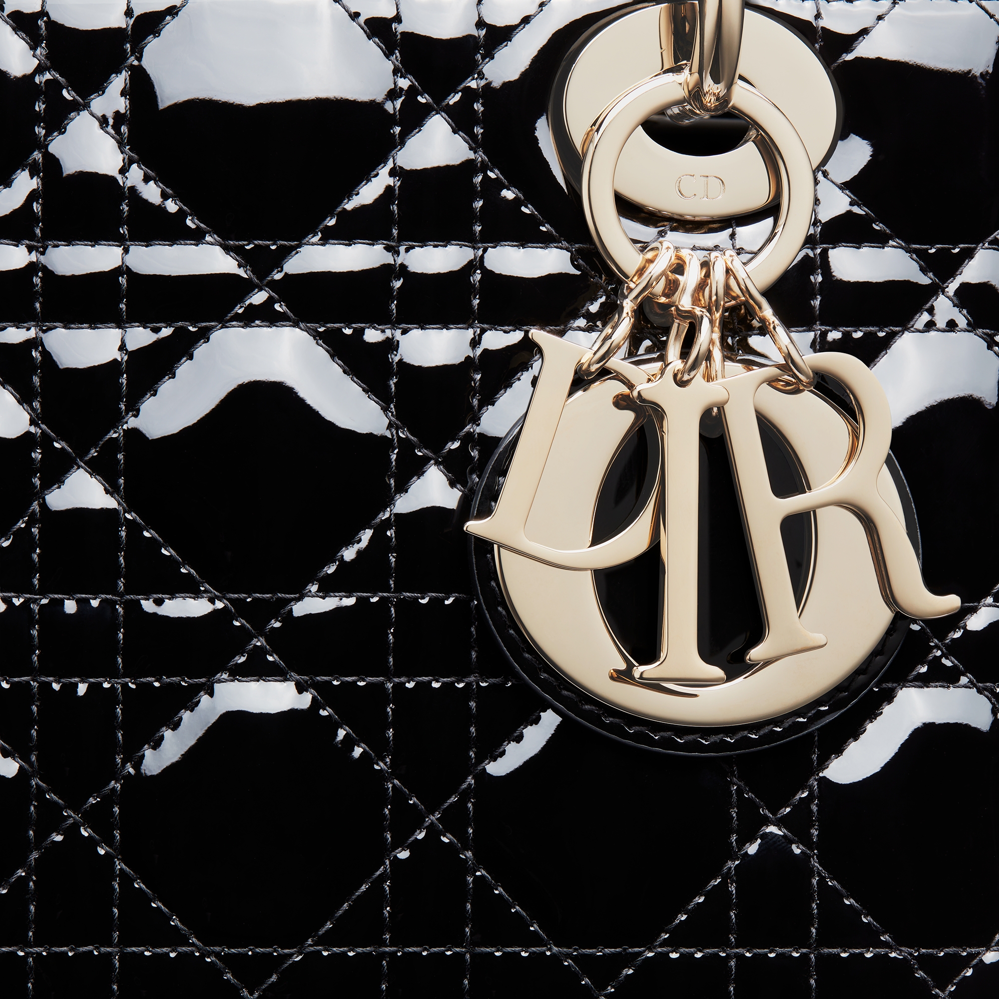 小号 Lady Dior 手袋 黑色漆皮牛皮革藤格纹 E09