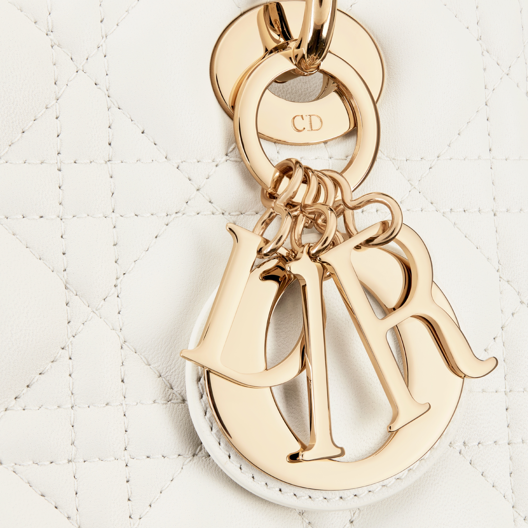 中号 Lady Dior 手袋 奶白色羊皮革藤格纹 E09