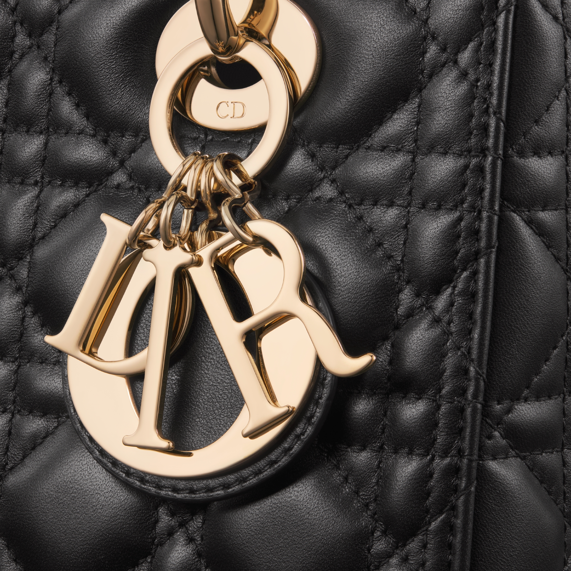 中号 Lady Dior 手袋 黑色羊皮革藤格纹 E09