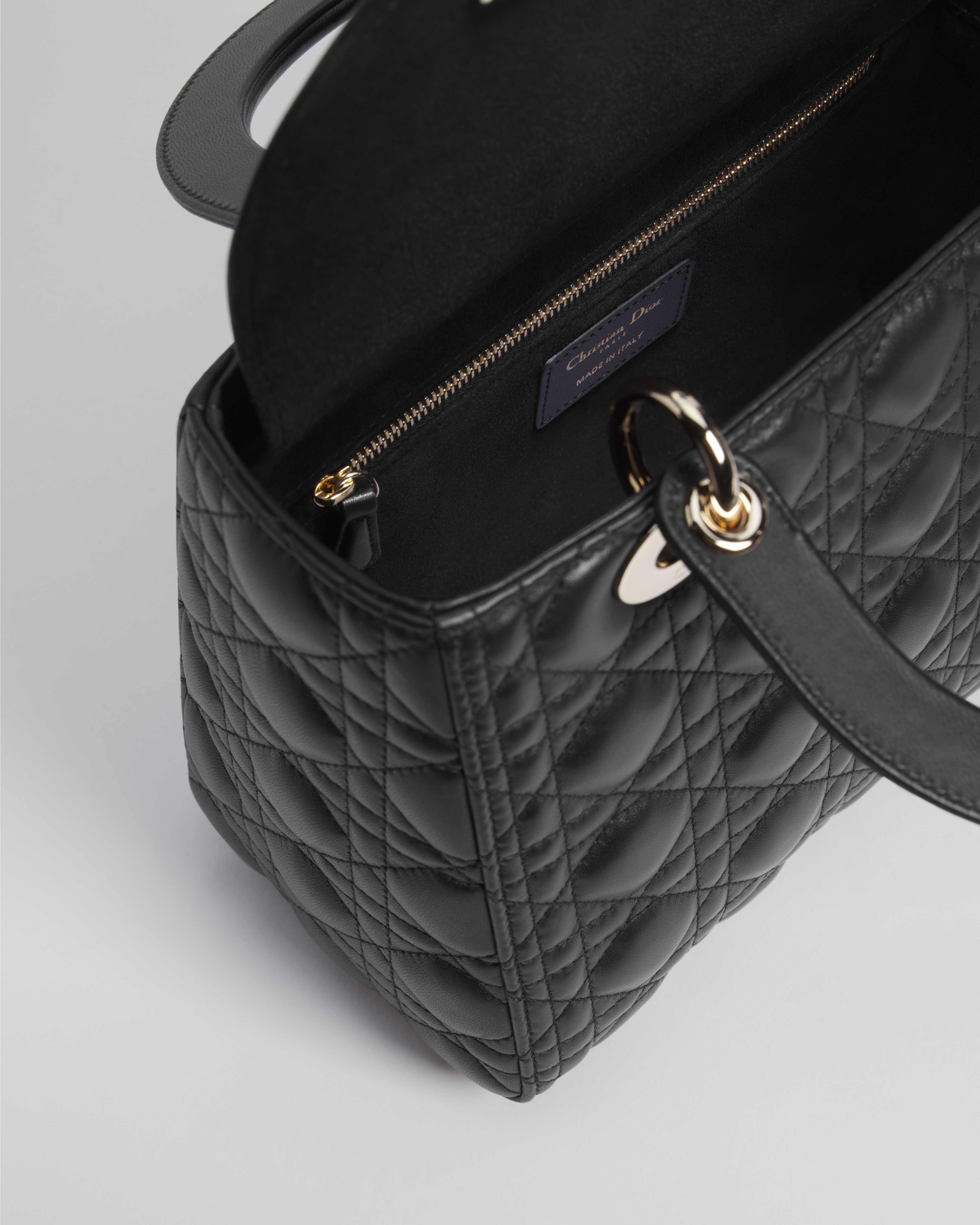 中号 Lady Dior 手袋 黑色羊皮革藤格纹 E06