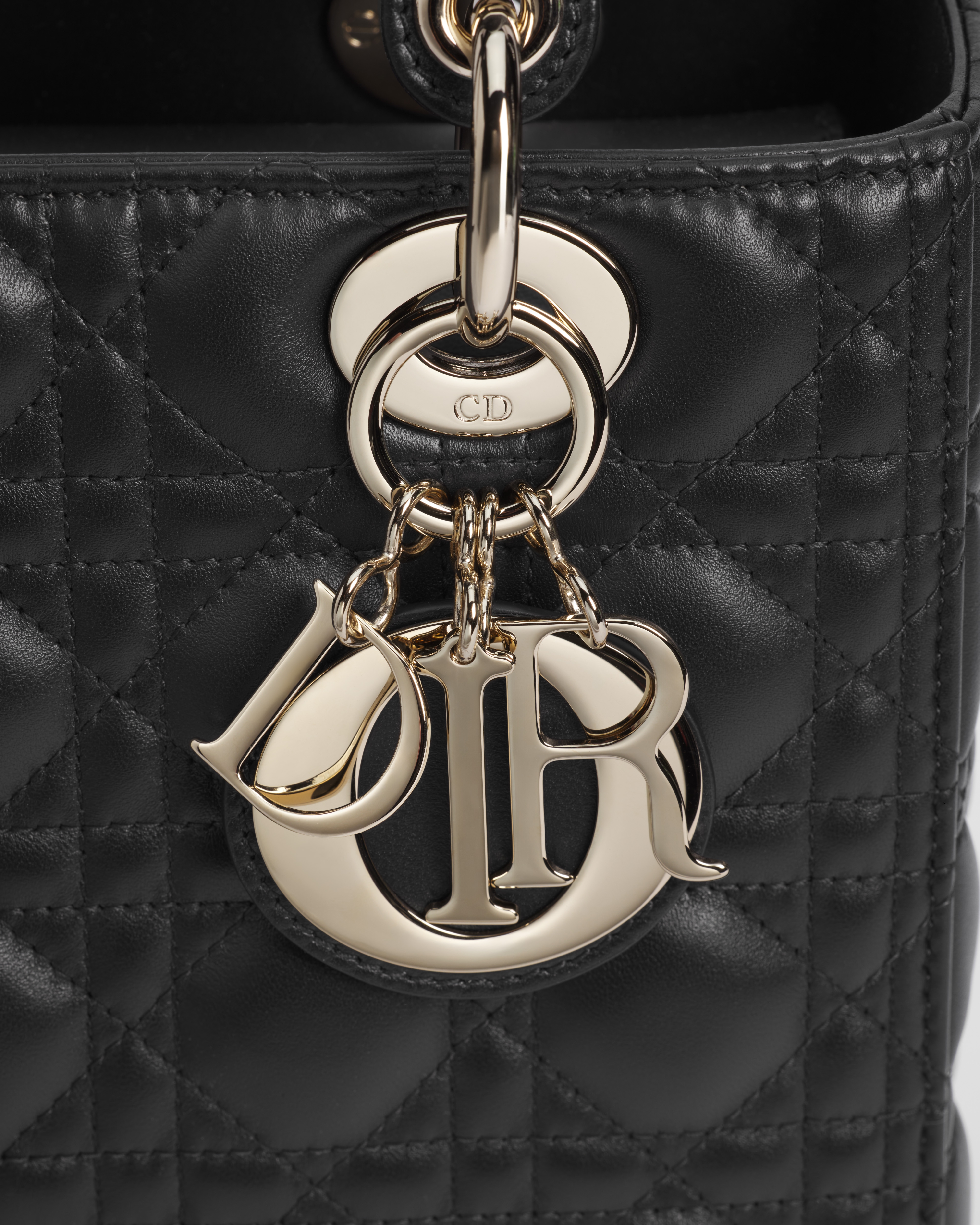 中号 Lady Dior 手袋 黑色羊皮革藤格纹 E09