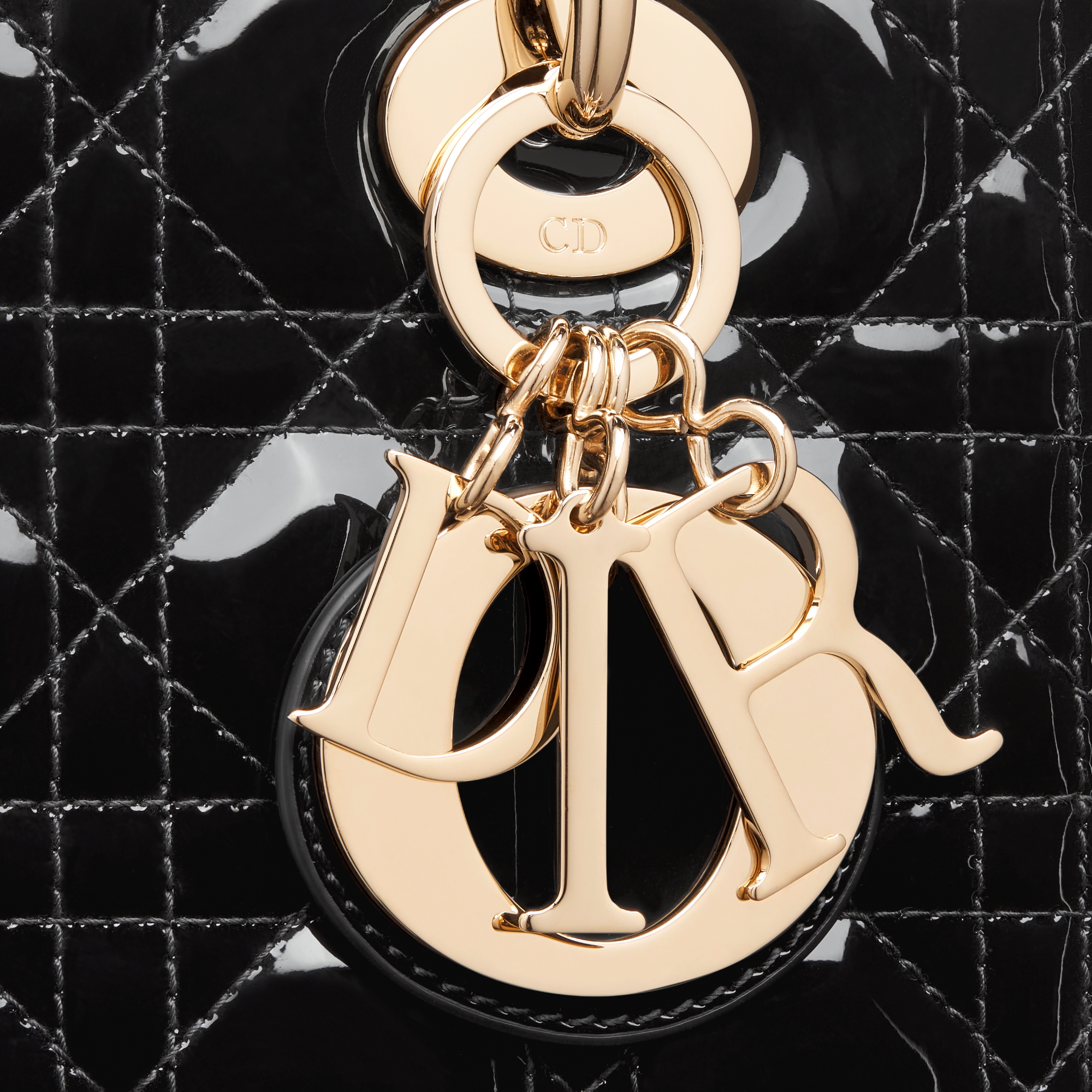 中号 Lady Dior 手袋 黑色漆皮牛皮革藤格纹 E09