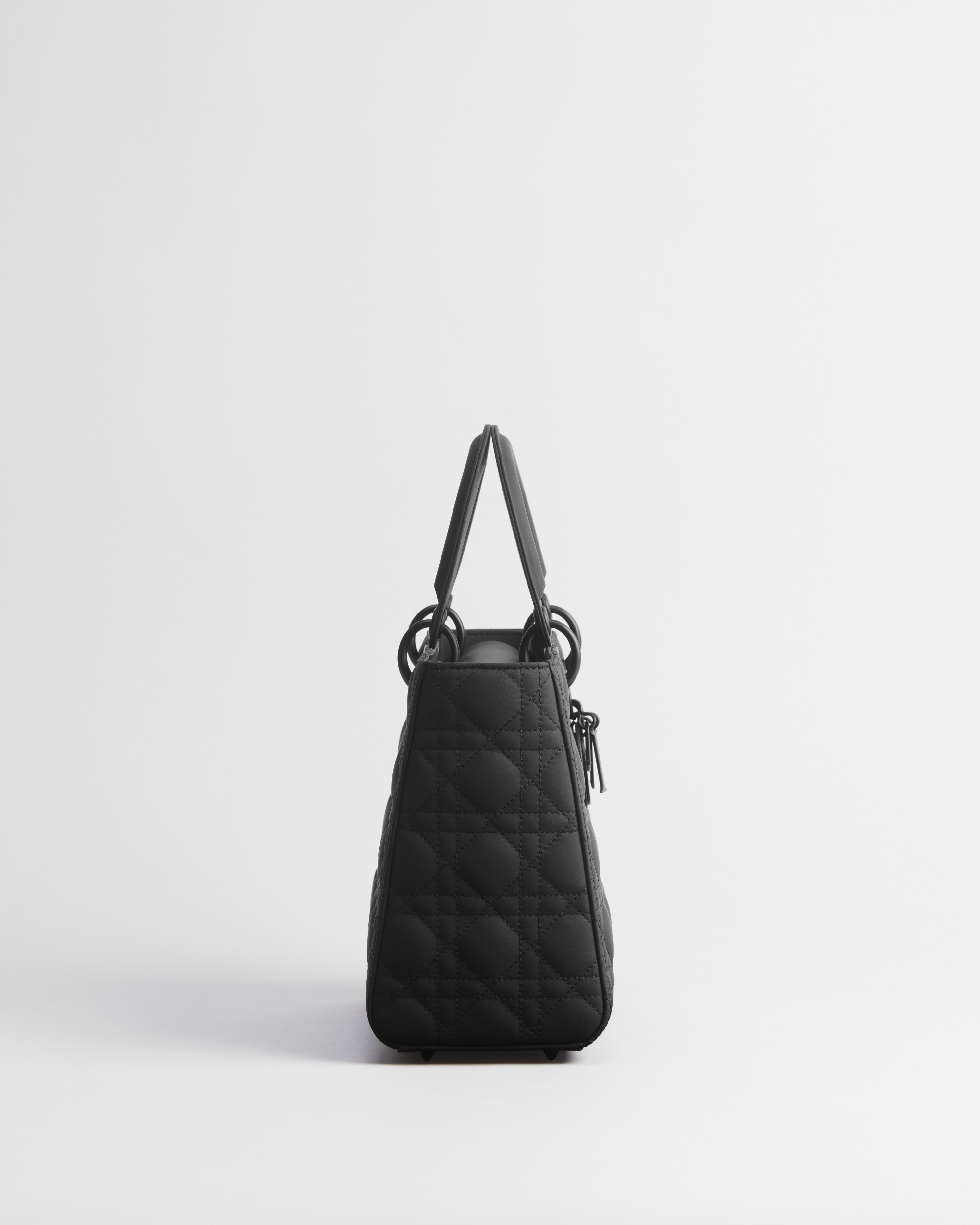 中号 Lady Dior 手袋 黑色哑光牛皮革藤格纹 E02