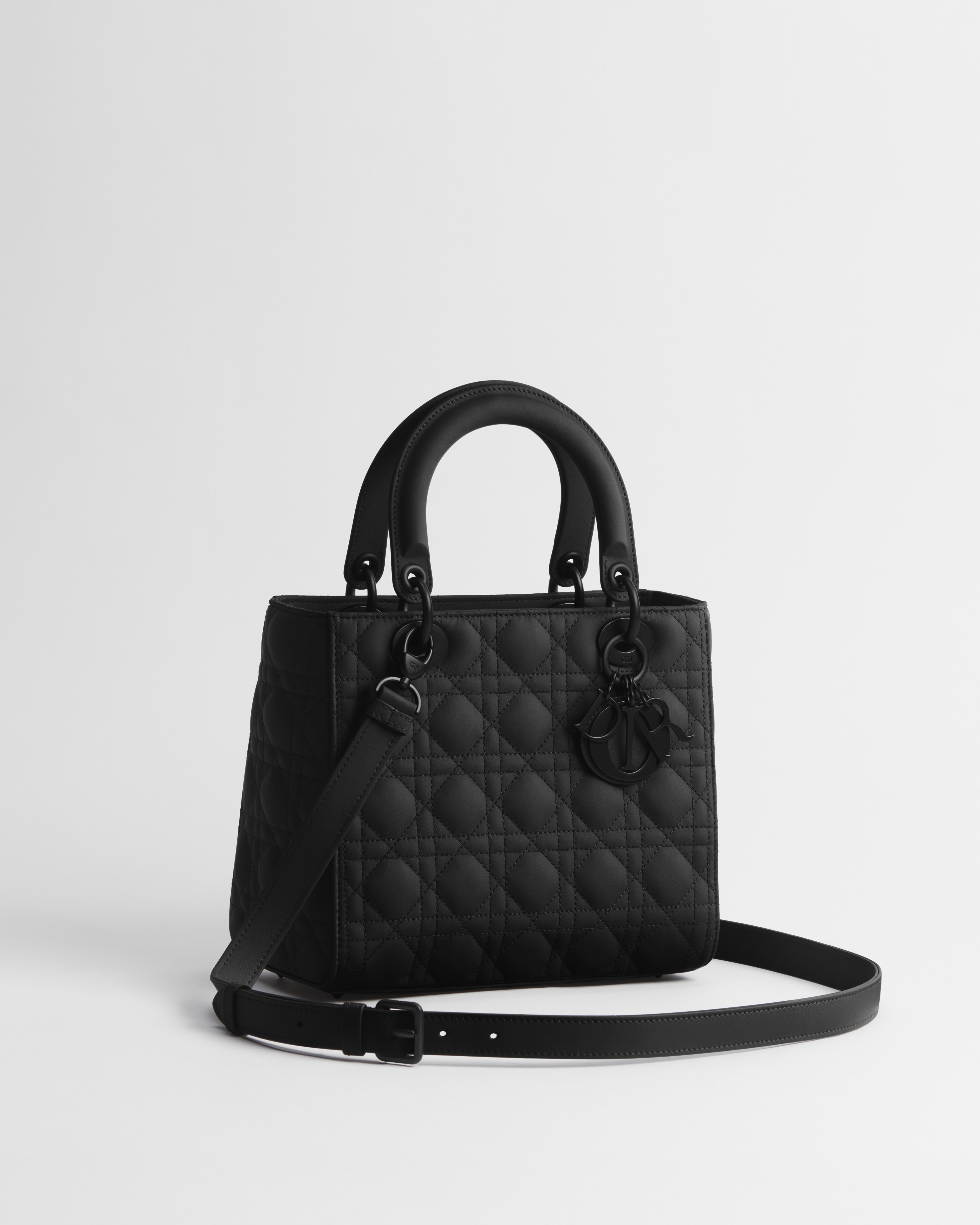 中号 Lady Dior 手袋 黑色哑光牛皮革藤格纹 E03
