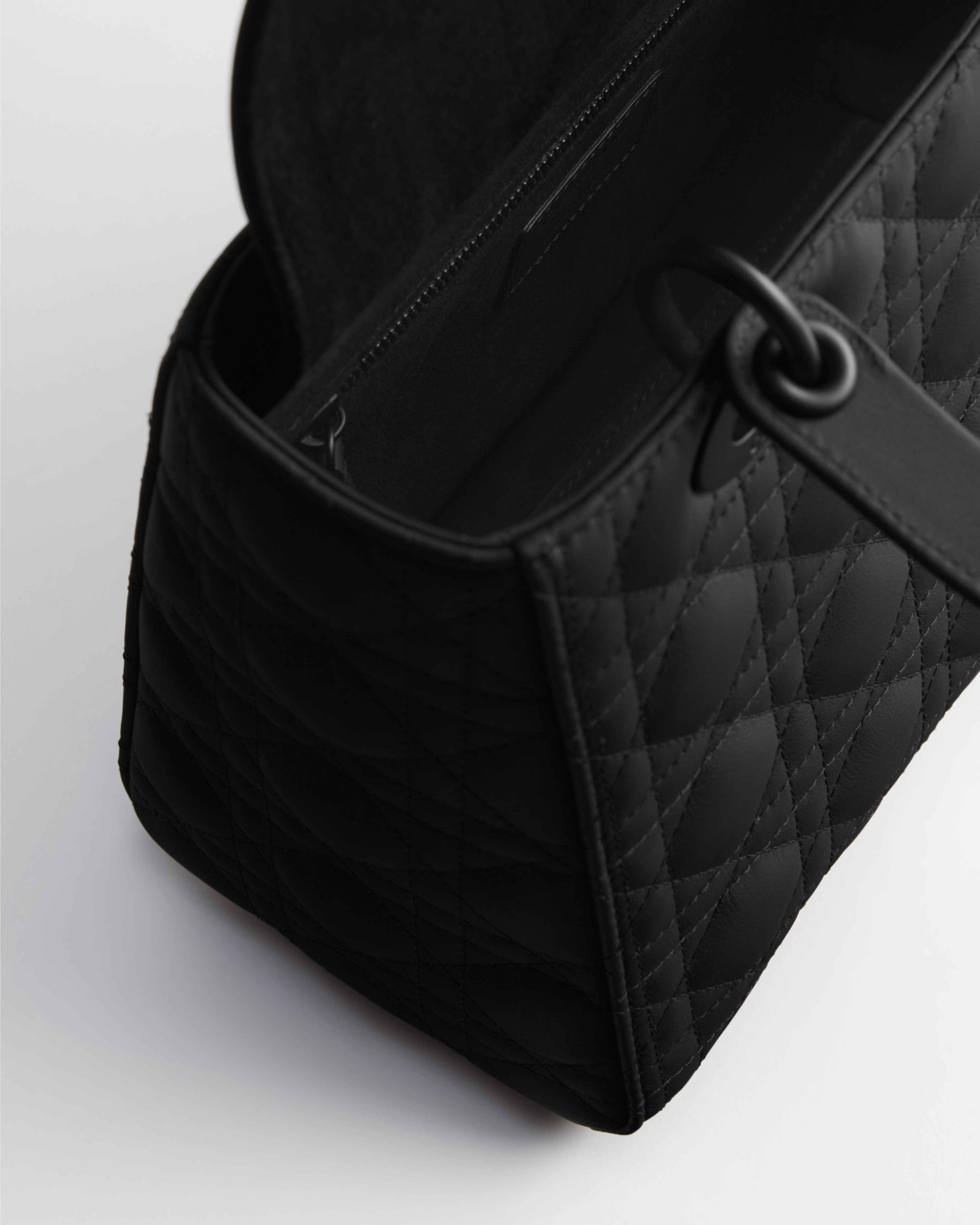 中号 Lady Dior 手袋 黑色哑光牛皮革藤格纹 E10