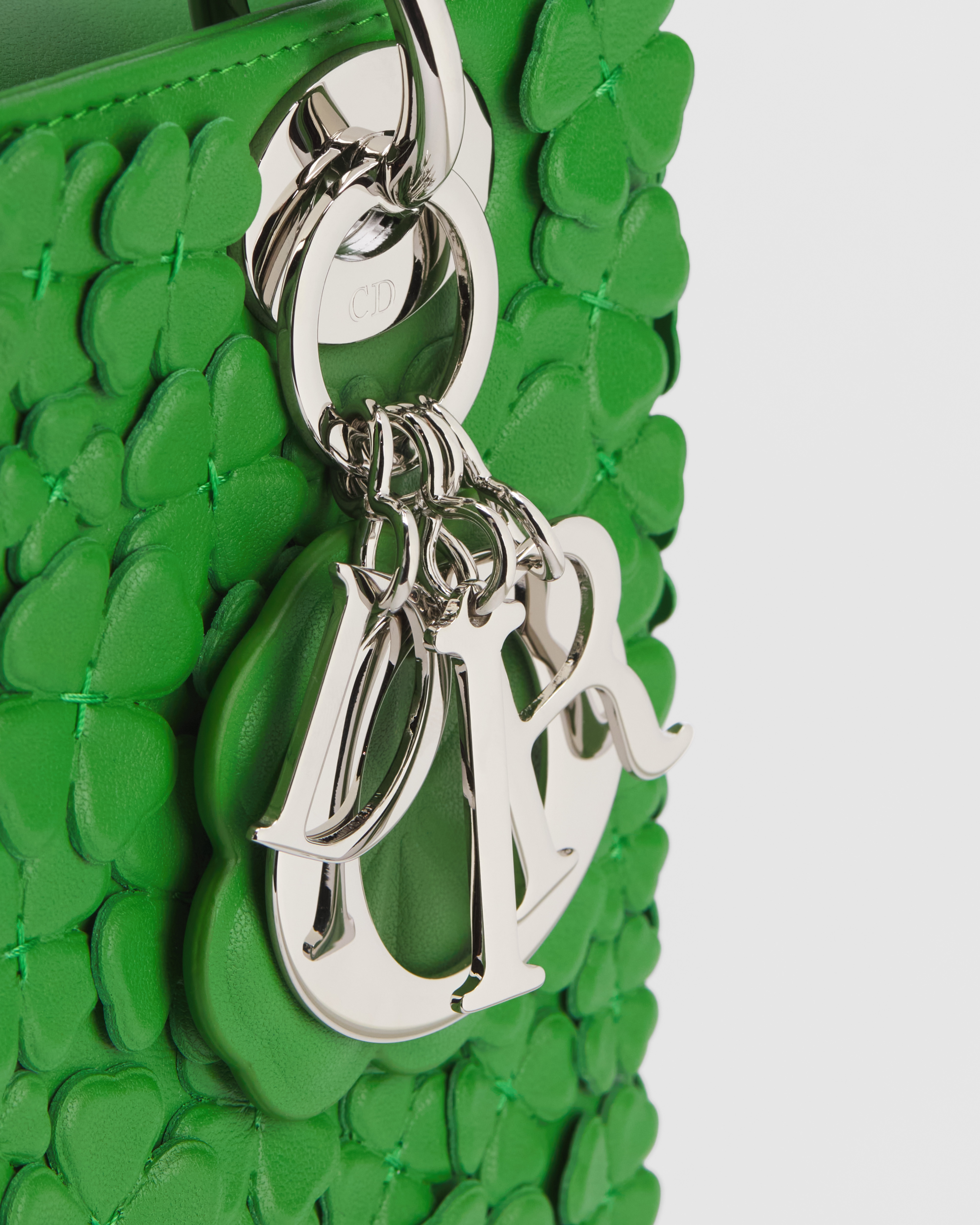 小号 Lady Dior 手袋（附肩带） 幸运四叶草绿羊皮革 Dior Clover Allover 图案刺绣 E09