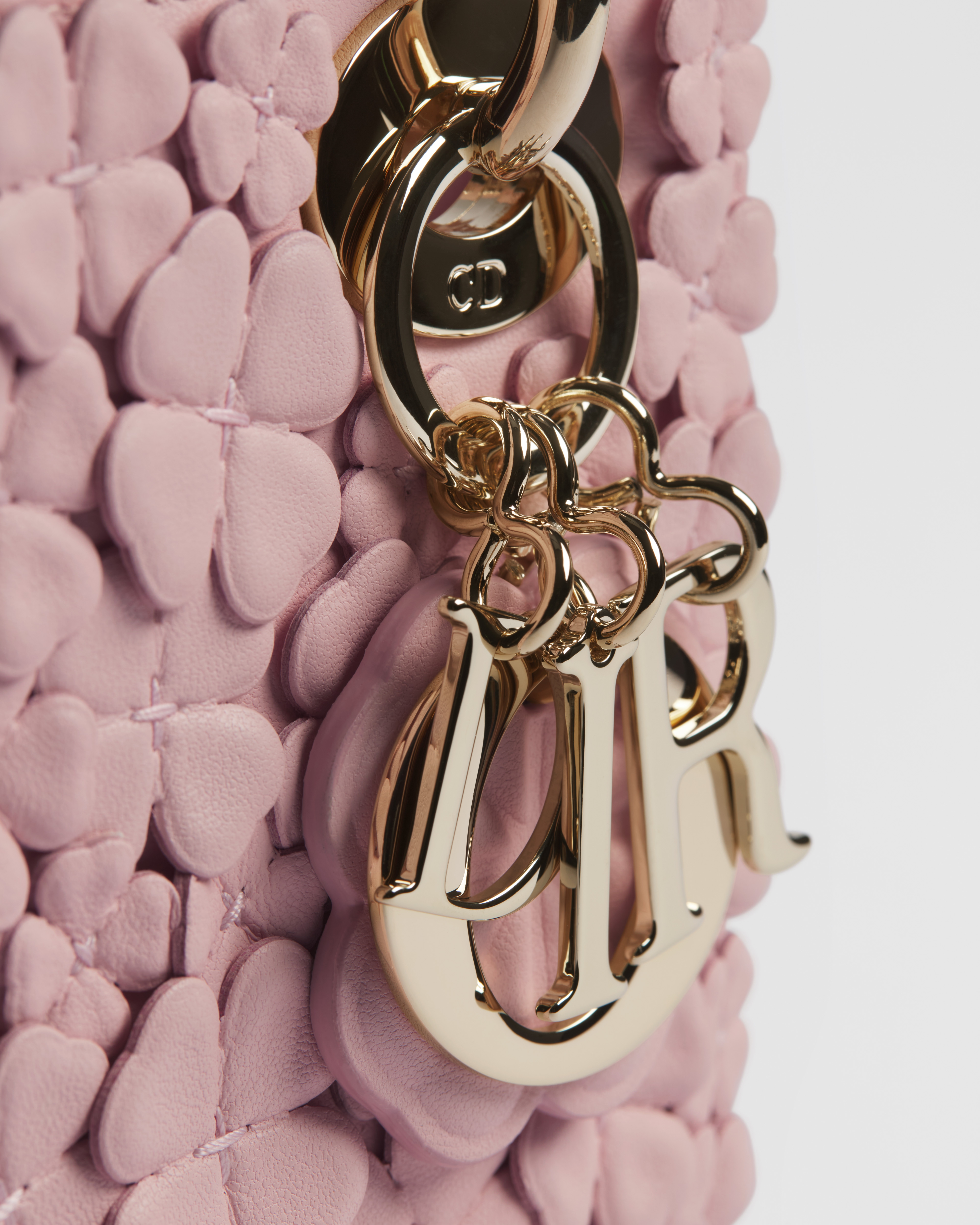 迷你 Lady Dior 手袋（附肩带） 淡柔粉色羊皮革 Dior Clover Allover 图案刺绣 E09