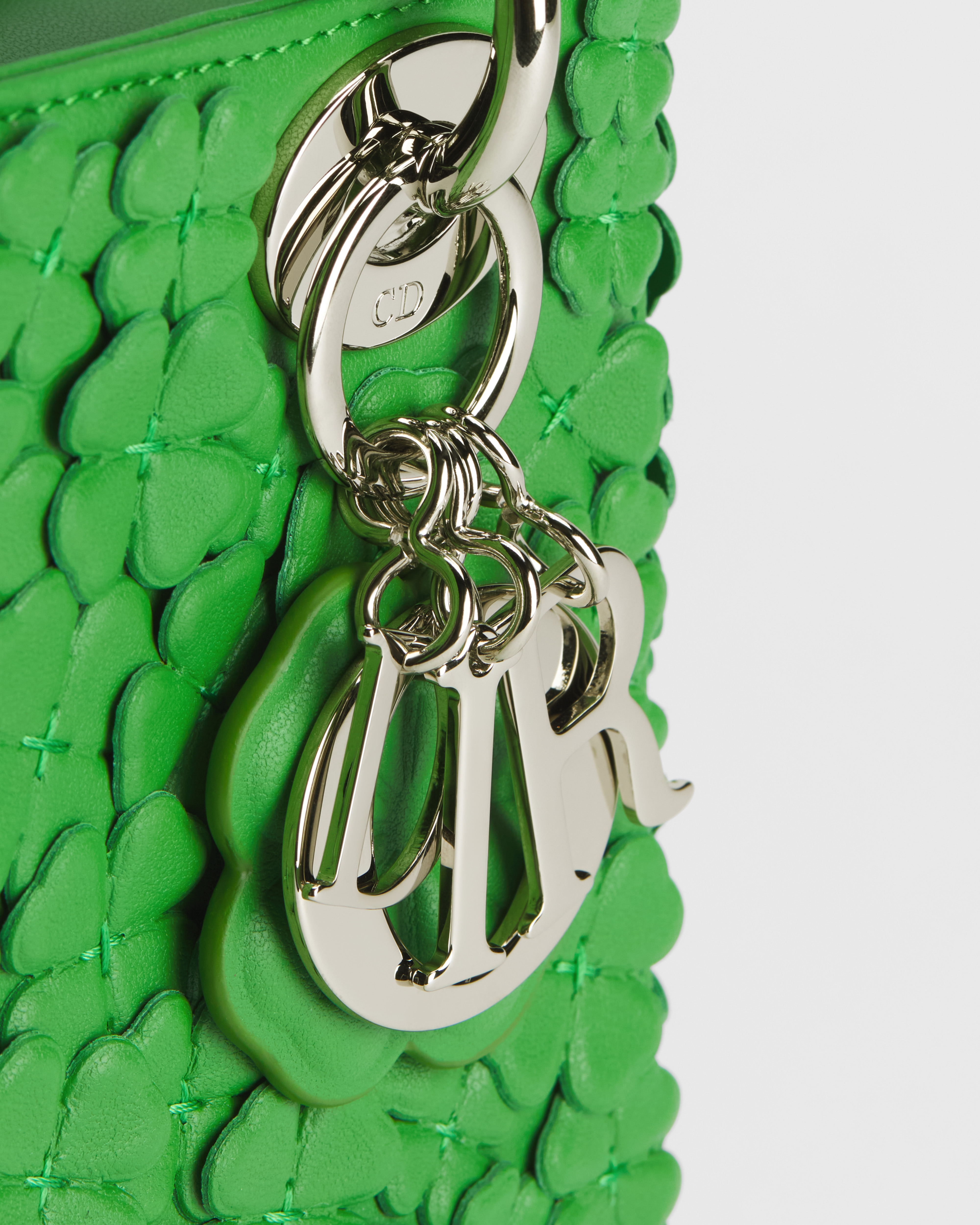 迷你 Lady Dior 手袋（附肩带） 幸运四叶草绿羊皮革立体 Dior Clover Allover 图案刺绣 E09