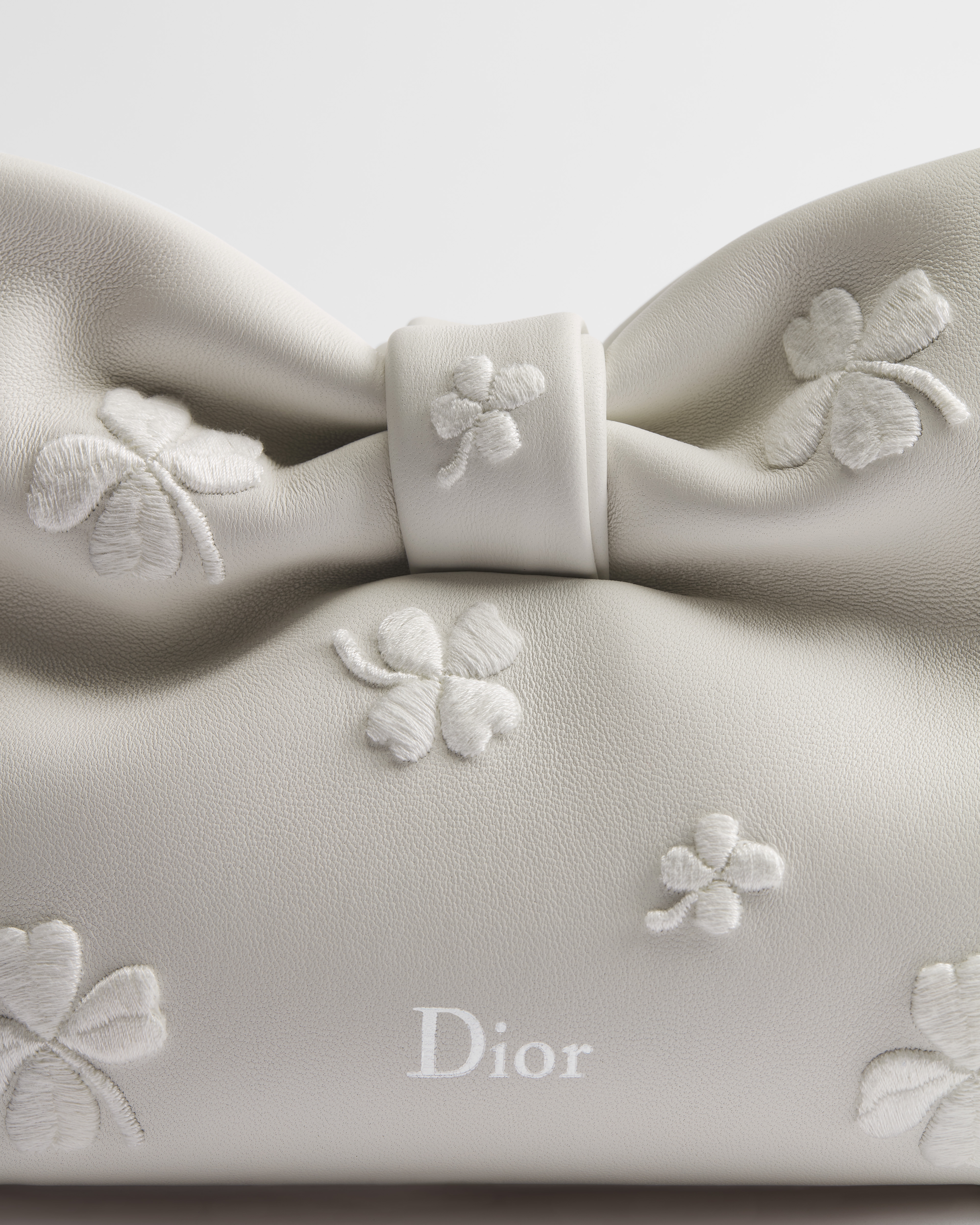 小号 Dior Bow 手袋 白色羊皮革 Dior Clover 图案刺绣 E09