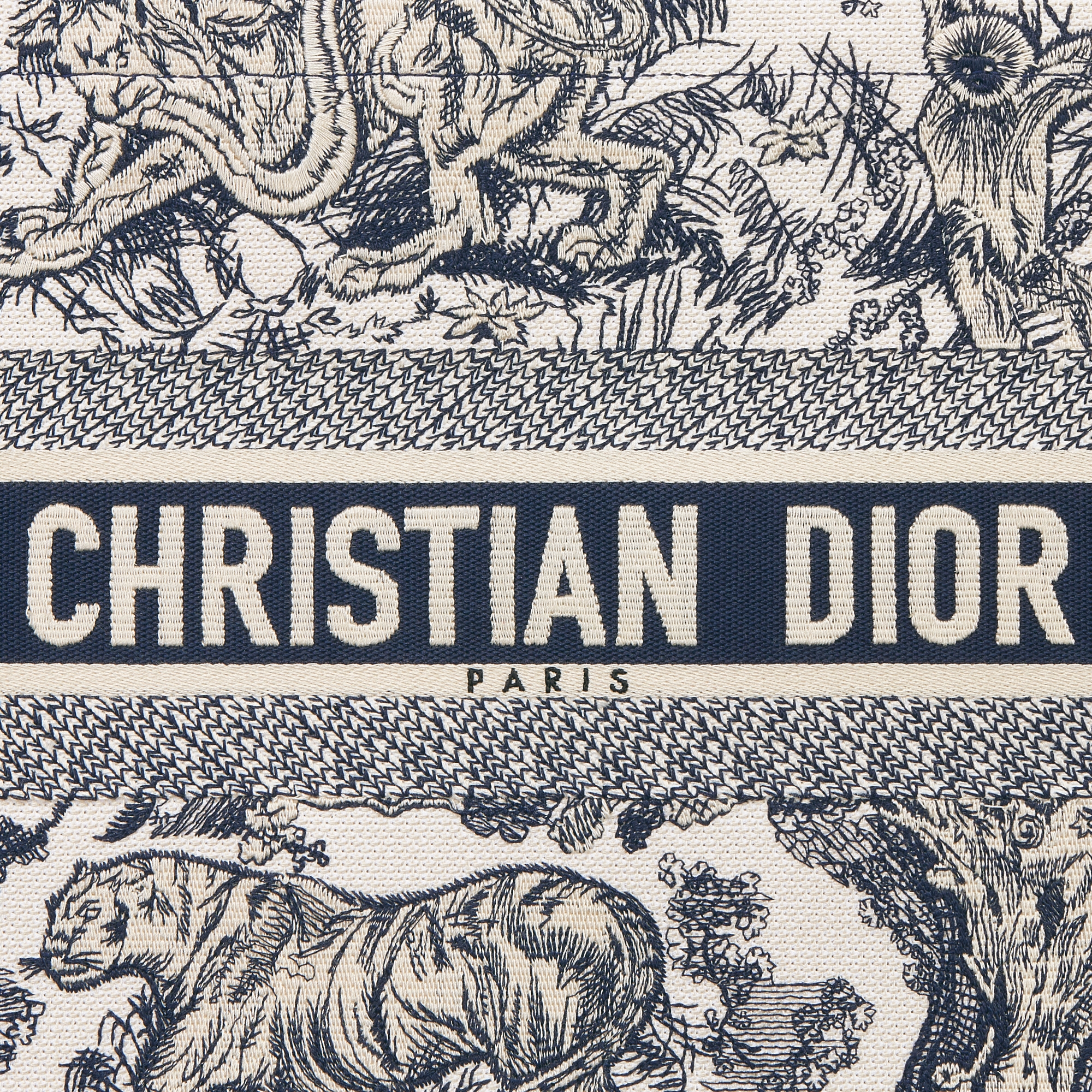 中号 Book Tote 手袋 白色和海军蓝色 Sauvage 茹伊印花刺绣搭配海军蓝色牛皮革（36.5 x 28 x 16.5 厘米） E09