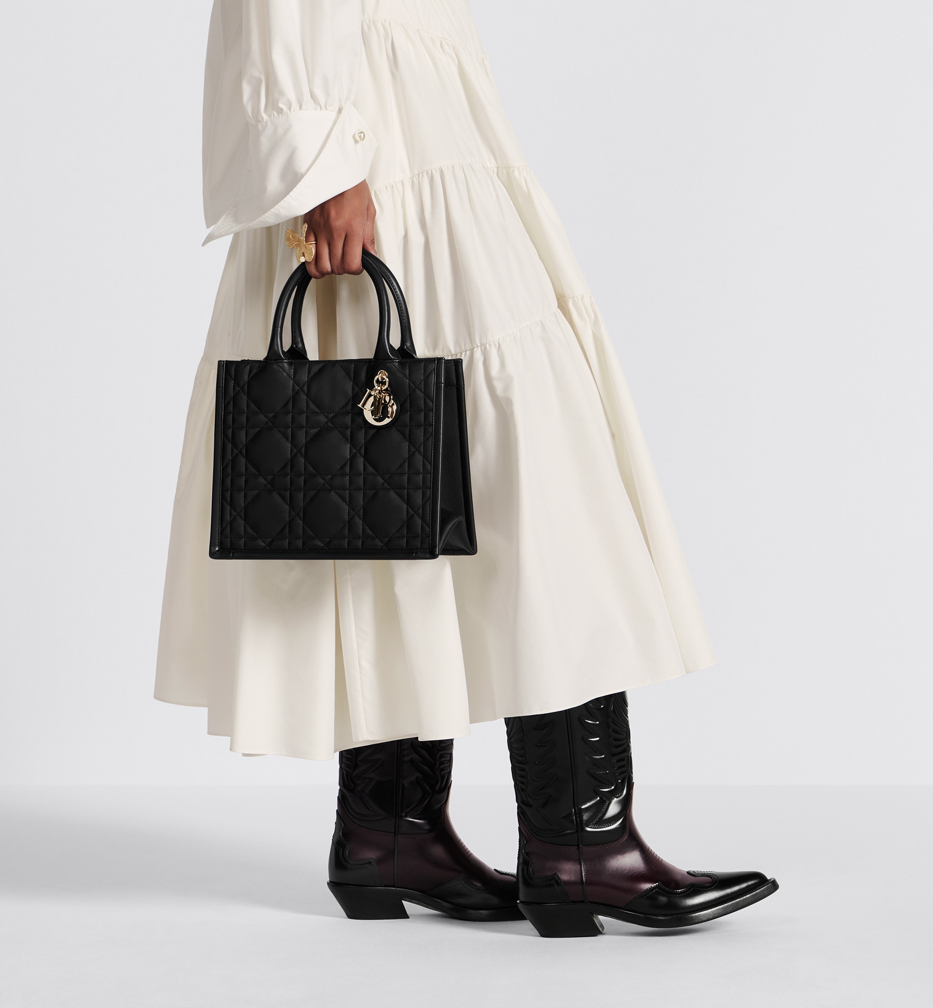 小号 Book Tote 手袋 奶白色牛皮革超大藤格纹（26.5 x 22 x 14 厘米） E12