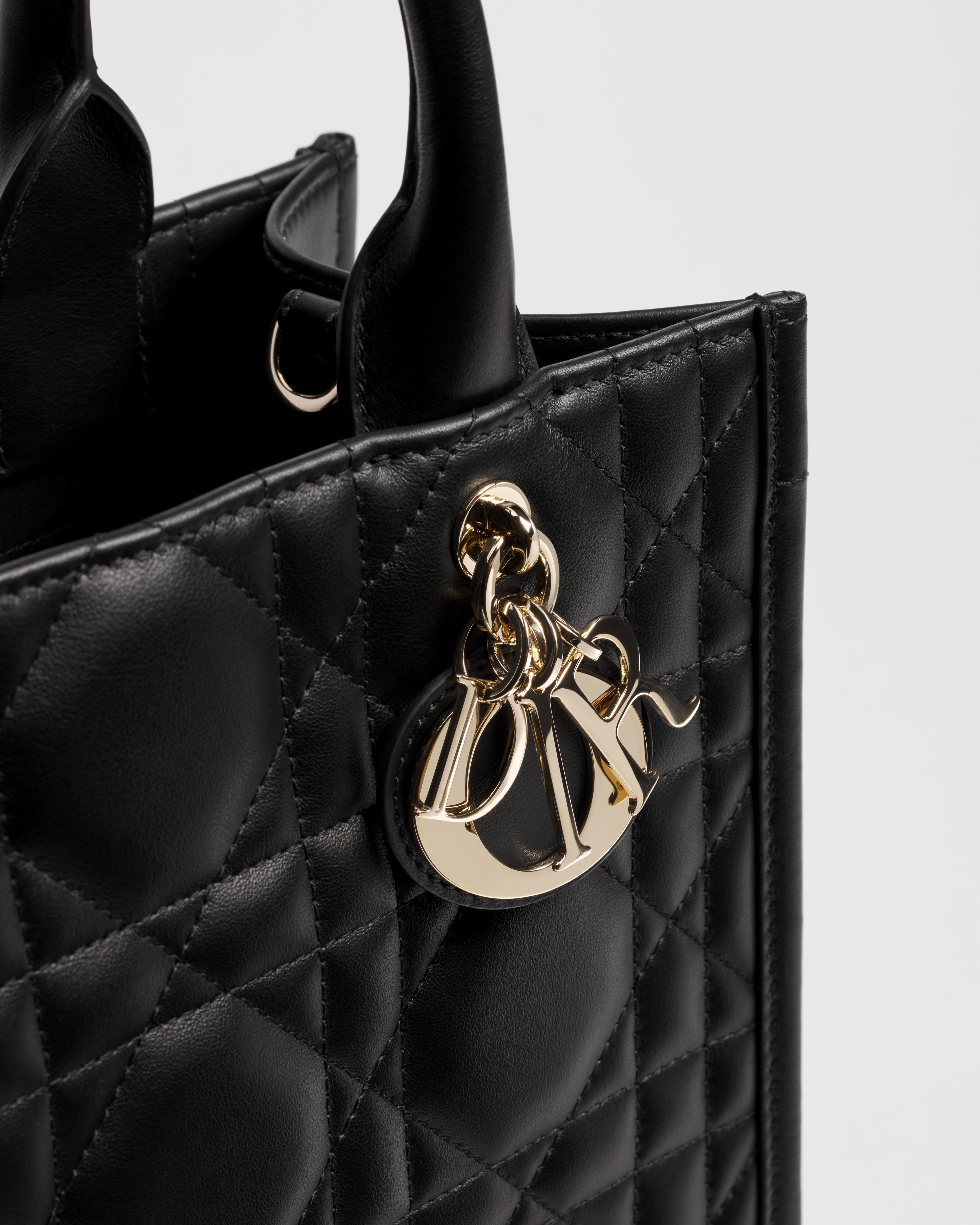 小号 Book Tote 手袋 黑色牛皮革超大藤格纹（26.5 x 22 x 14 厘米） E09