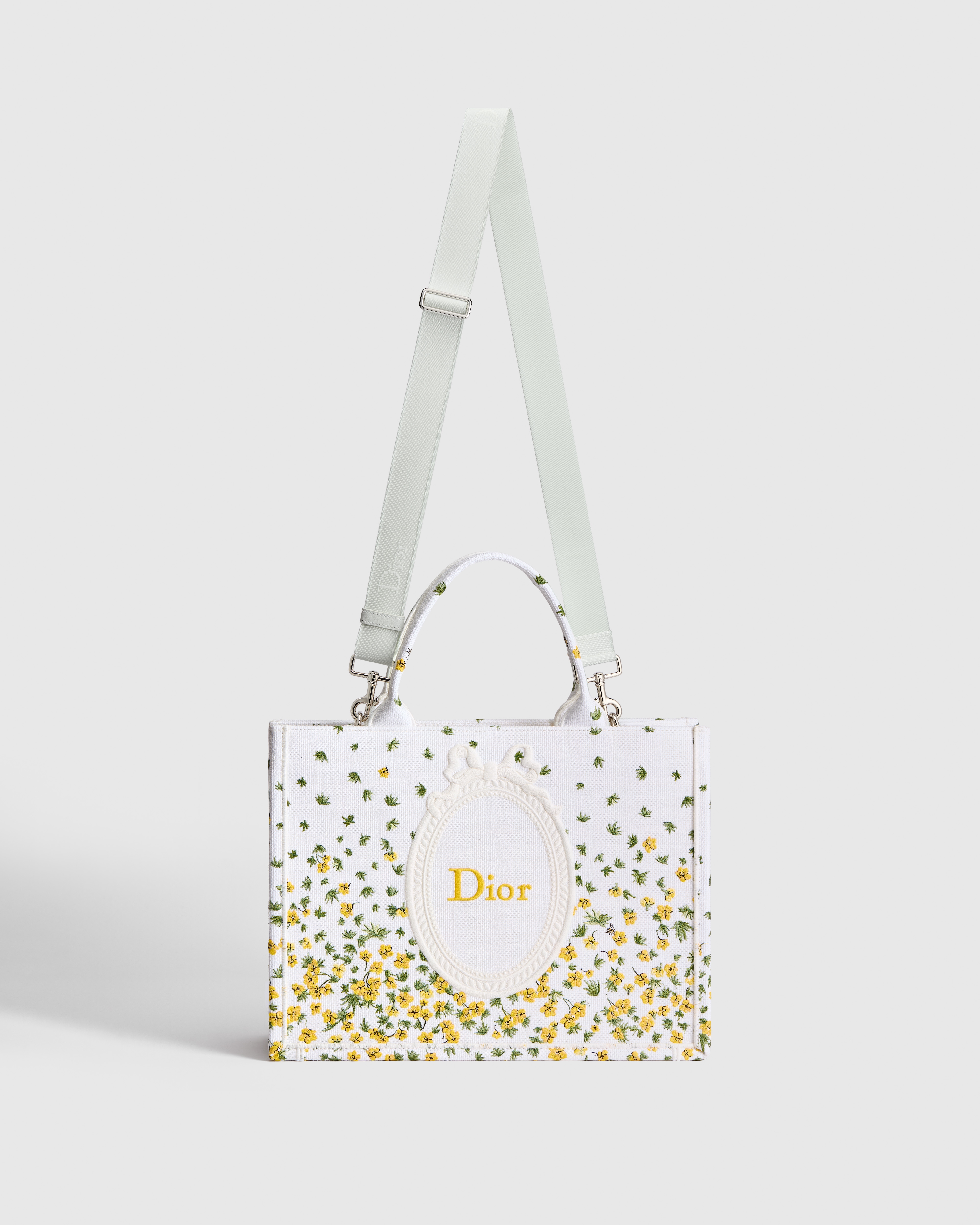 中号 Book Tote 手袋（附肩带） Dior Buttercup 图案刺绣搭配白色 Dior Médaillon 标志（36 x 27.5 x 16.5 厘米） E07