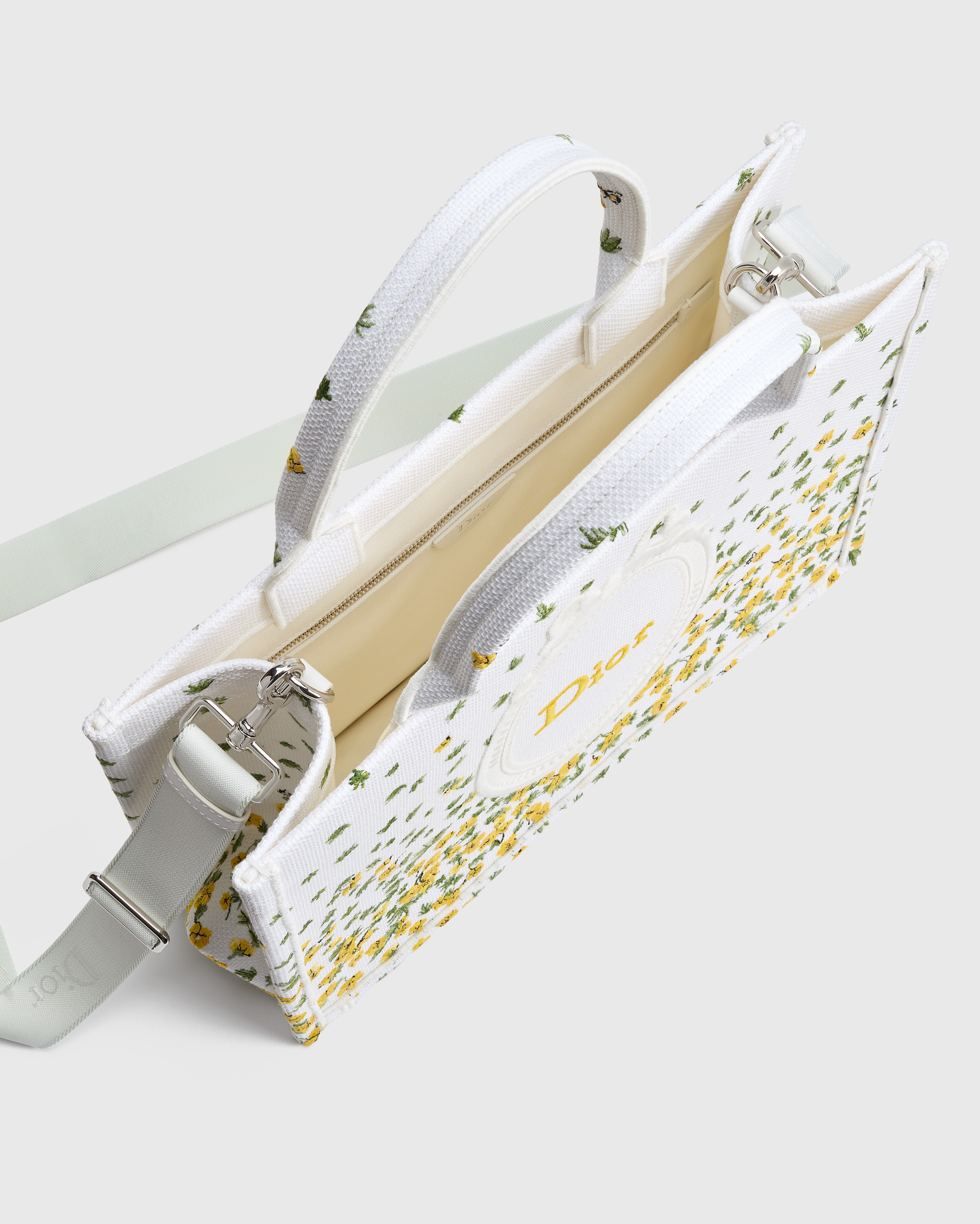 中号 Book Tote 手袋（附肩带） Dior Buttercup 图案刺绣搭配白色 Dior Médaillon 标志（36 x 27.5 x 16.5 厘米） E09
