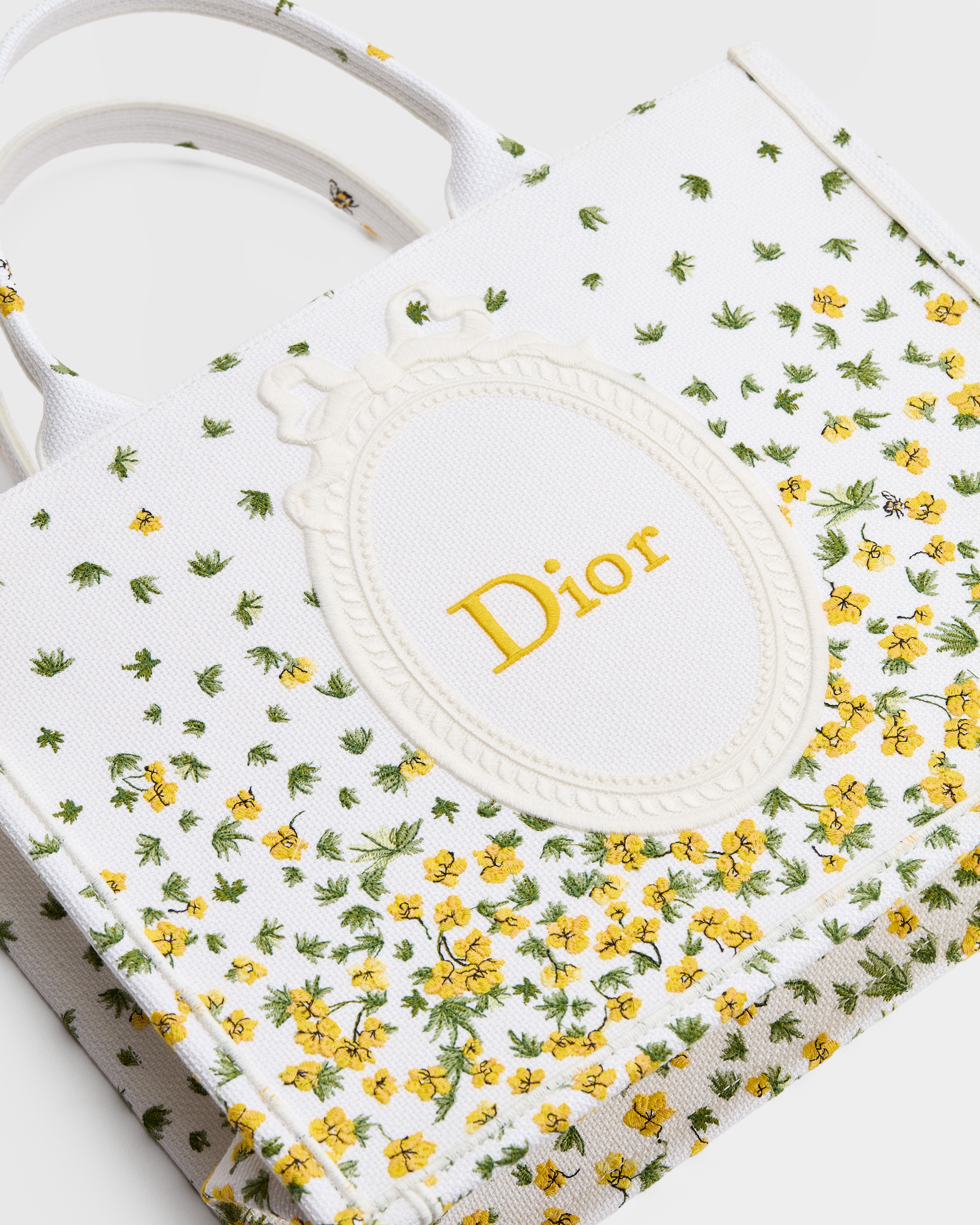 中号 Book Tote 手袋（附肩带） Dior Buttercup 图案刺绣搭配白色 Dior Médaillon 标志（36 x 27.5 x 16.5 厘米） E10