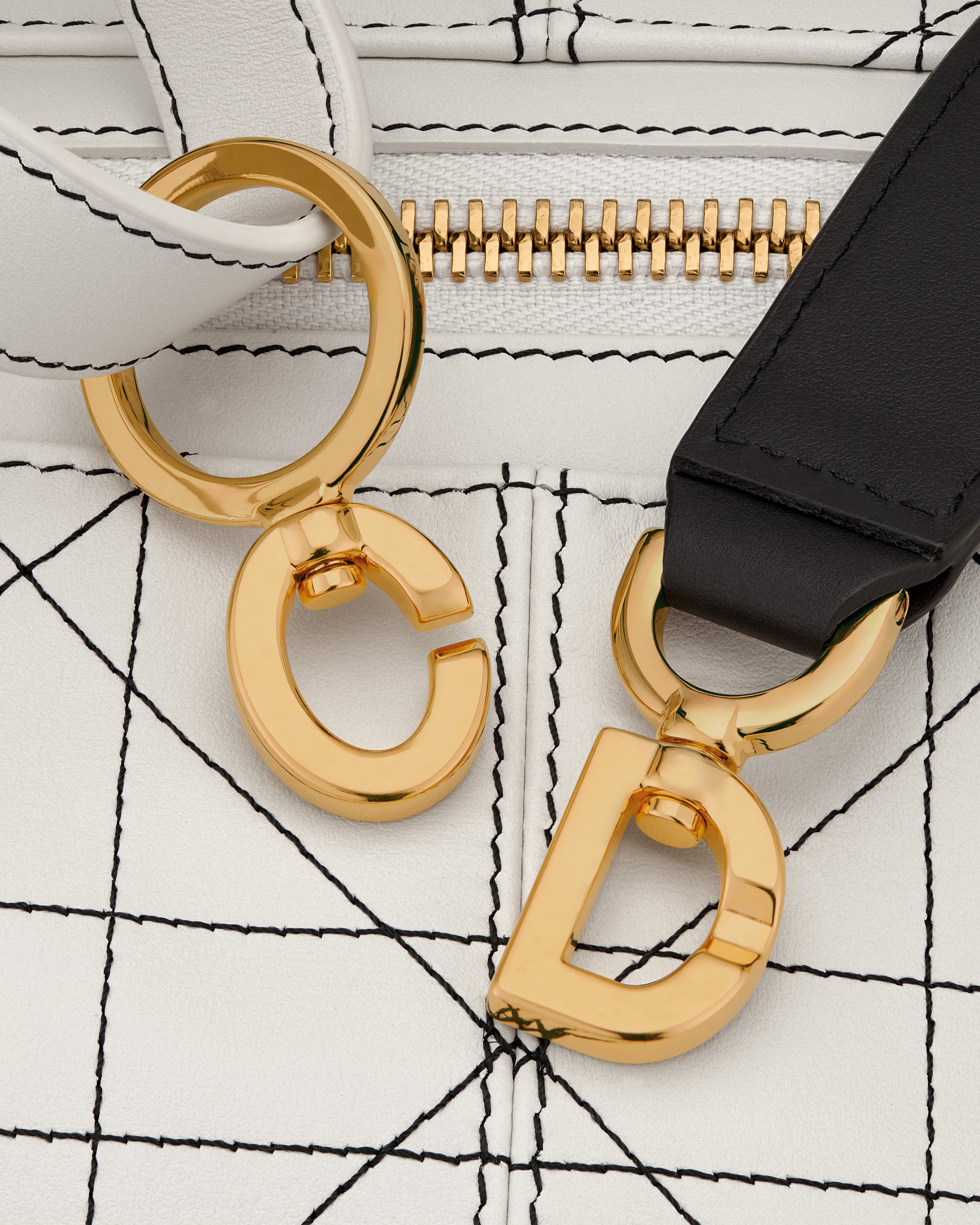 小号 D-Journey 手袋 白色牛皮革扁平超大藤格纹搭配对比鲜明的黑色缉面线 E09