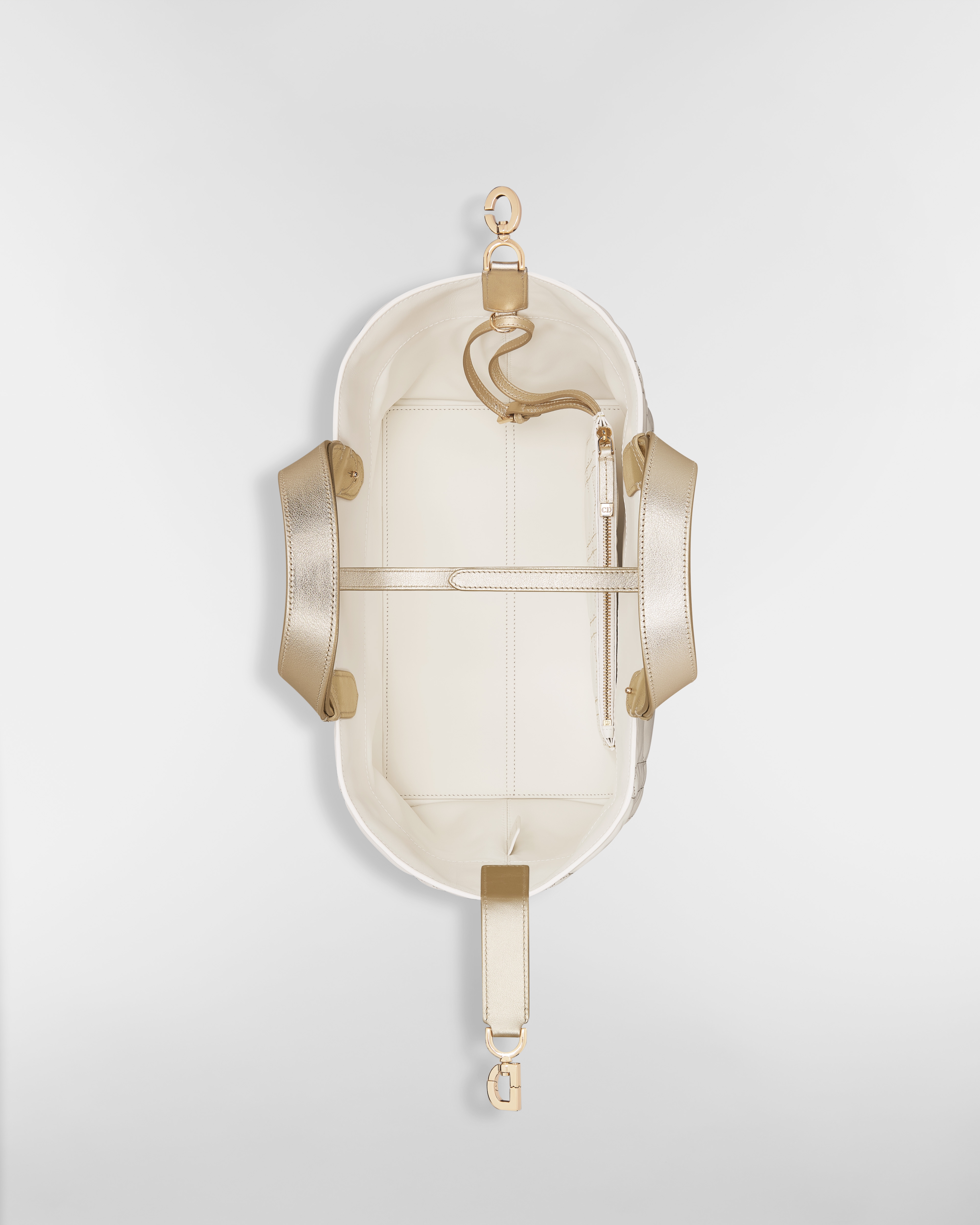 中号 Dior Toujours 手袋 金色和白色双色牛皮革超大藤格纹搭配金属光泽线 E06