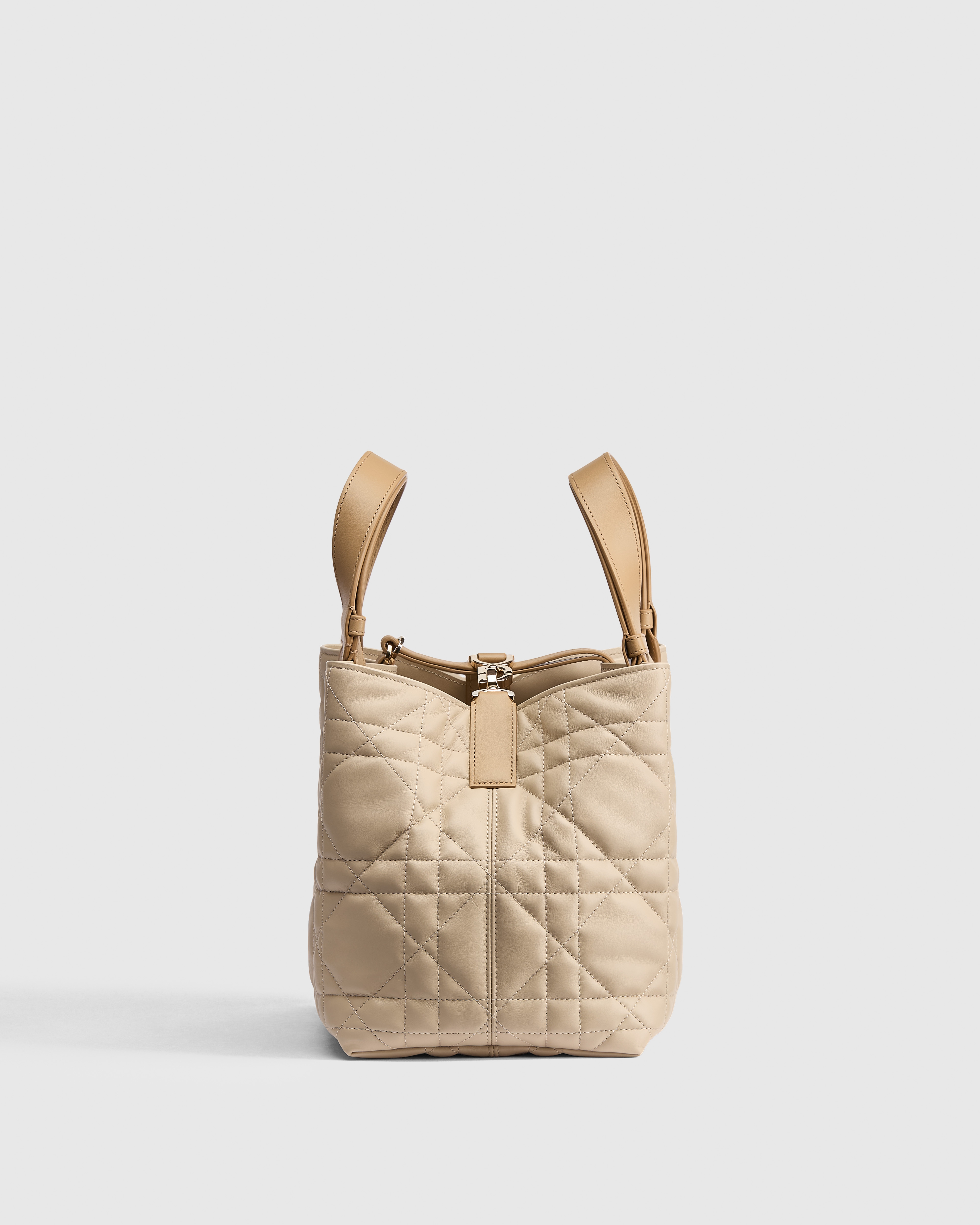 中号 Dior Toujours 手袋 驼米色和饼干色牛皮革超大藤格纹 E02