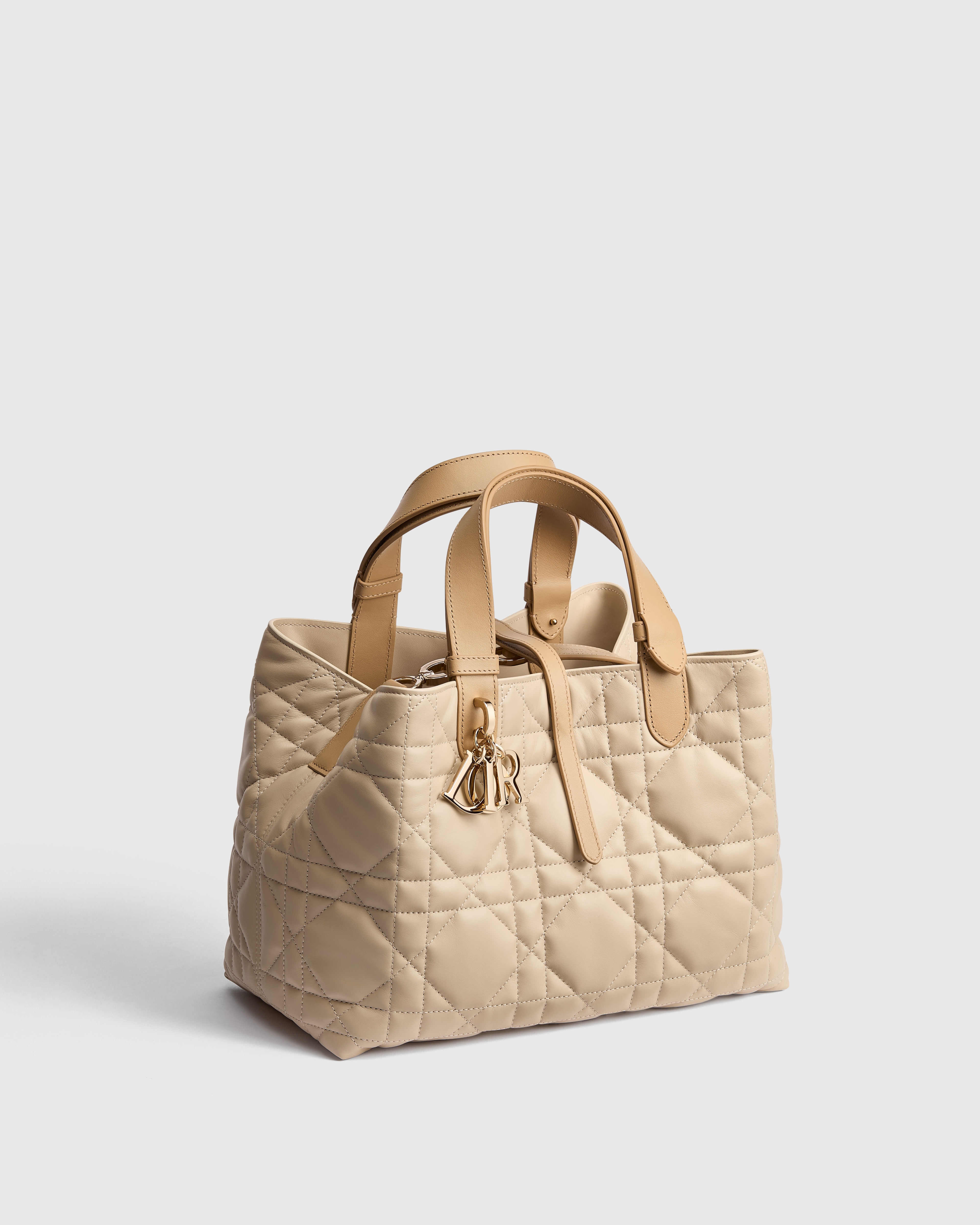 中号 Dior Toujours 手袋 驼米色和饼干色牛皮革超大藤格纹 E03