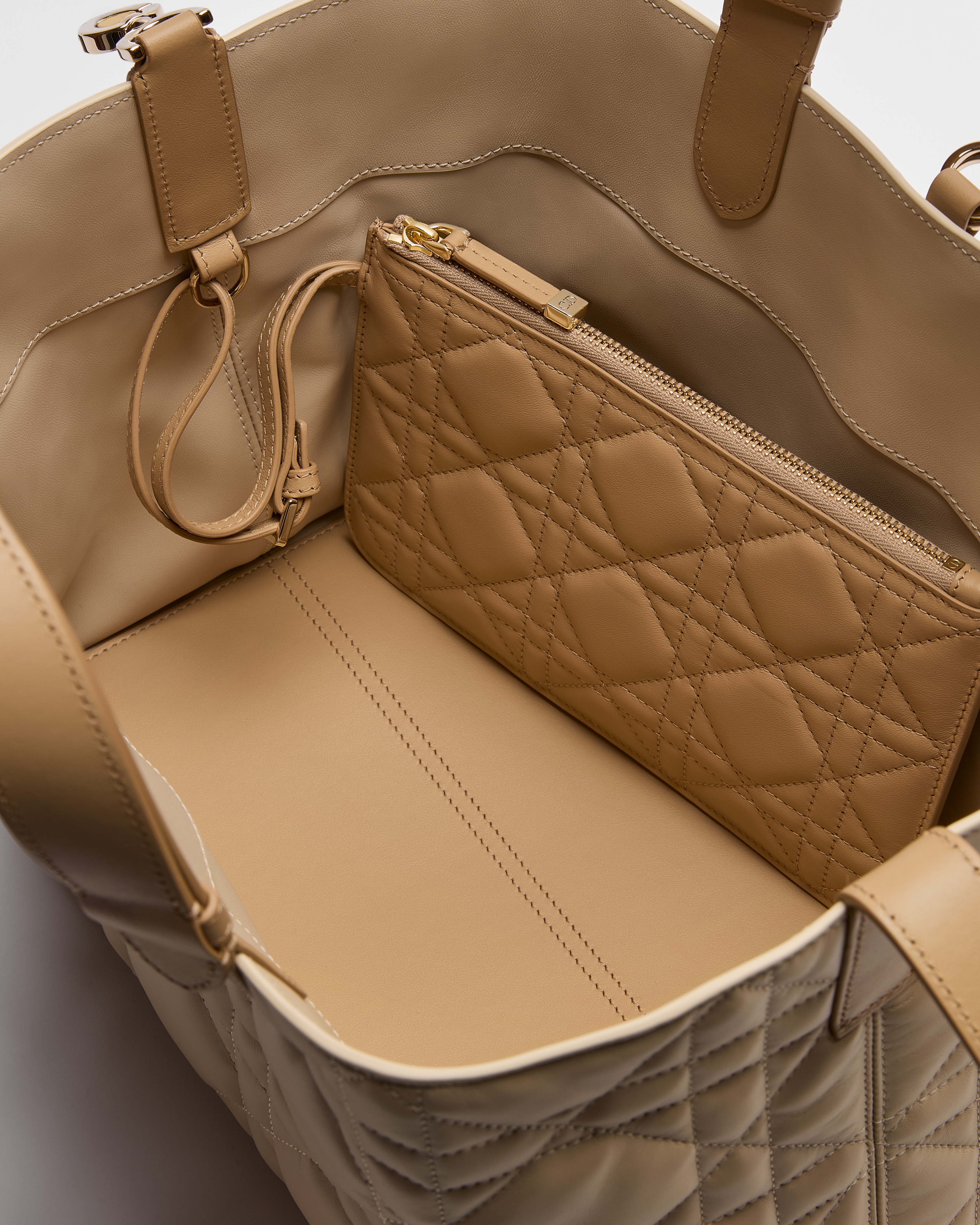 中号 Dior Toujours 手袋 驼米色和饼干色牛皮革超大藤格纹 E09