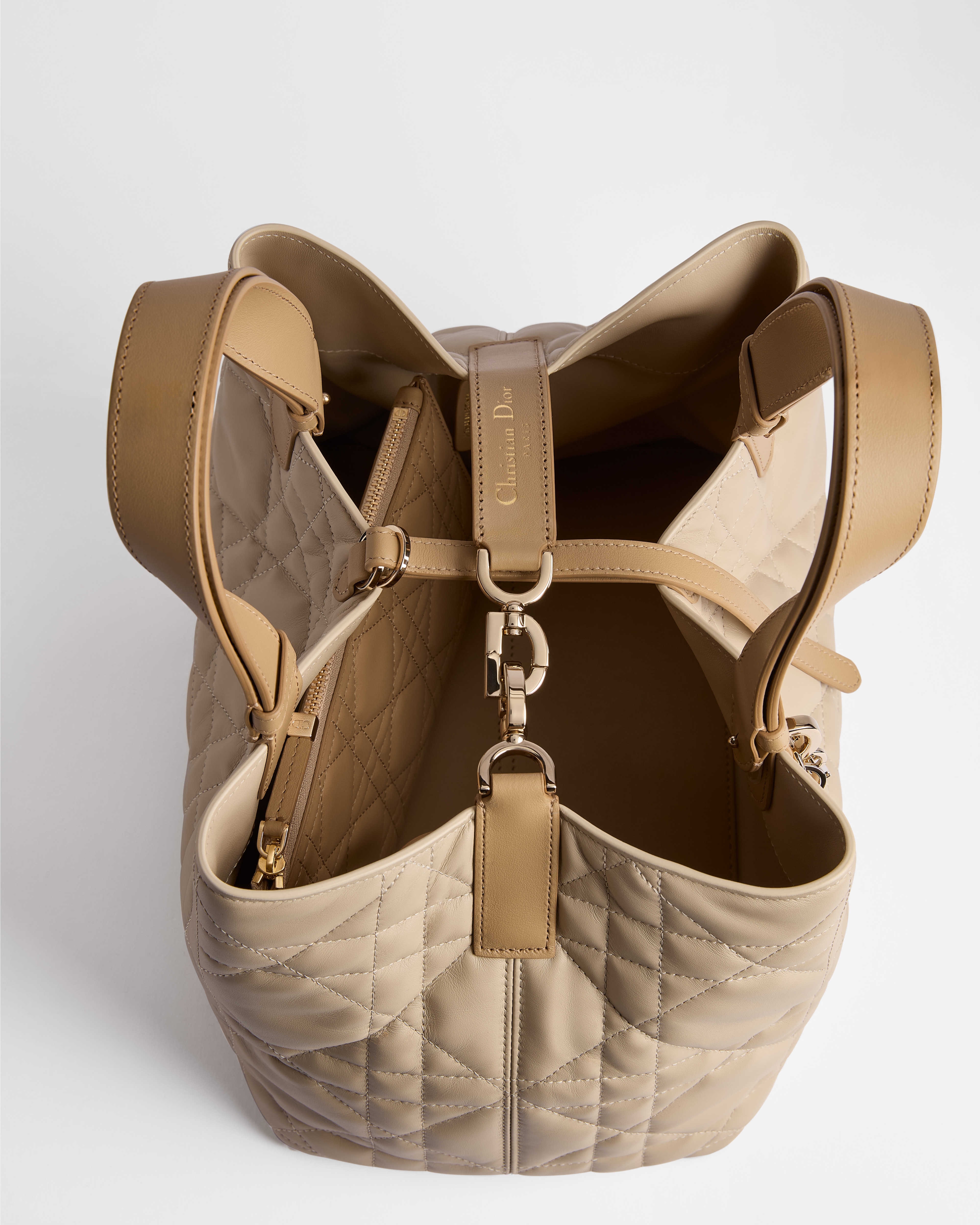 中号 Dior Toujours 手袋 驼米色和饼干色牛皮革超大藤格纹 E10