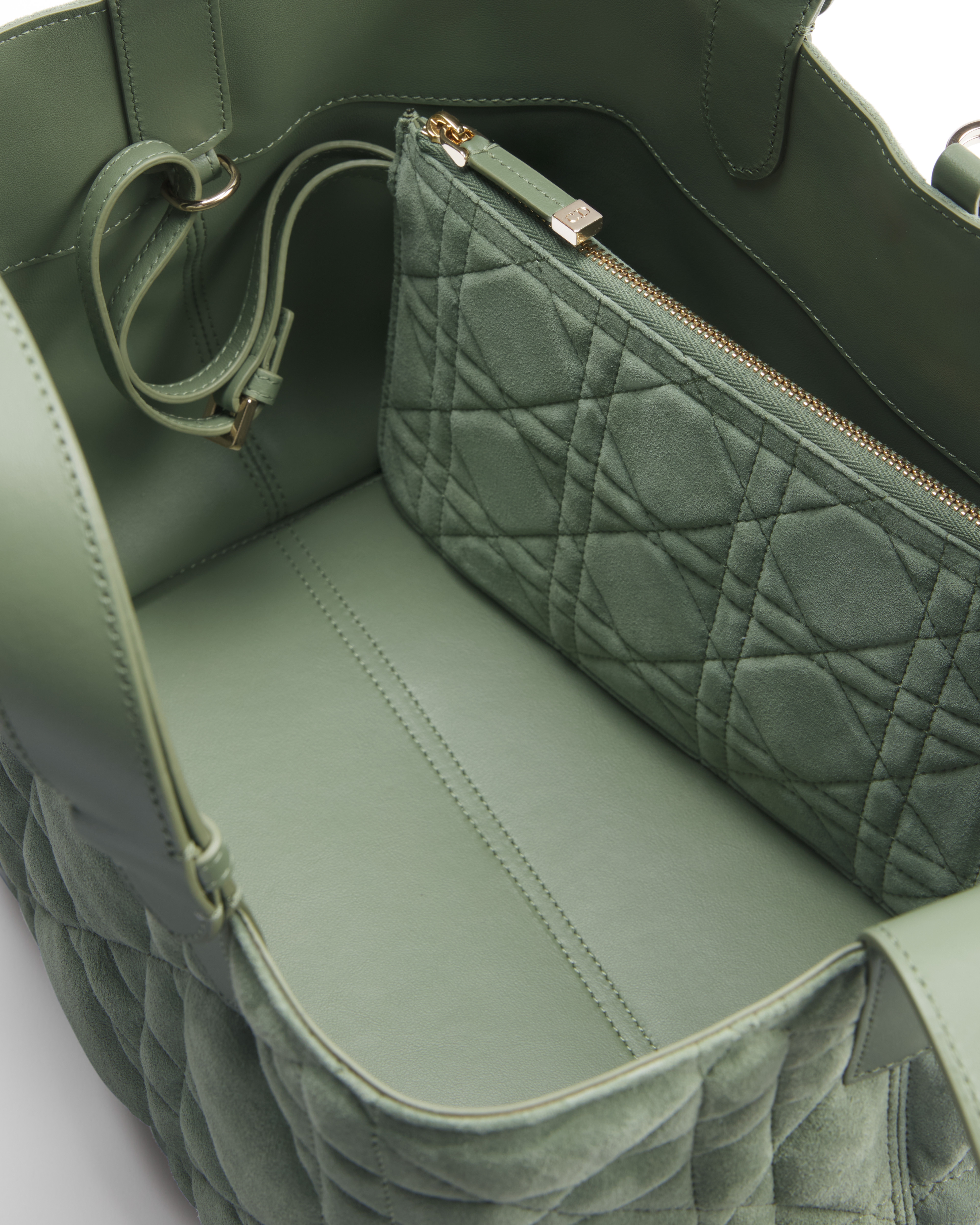 中号 Dior Toujours 手袋 雪松绿色绒面羊皮革超大藤格纹 E06