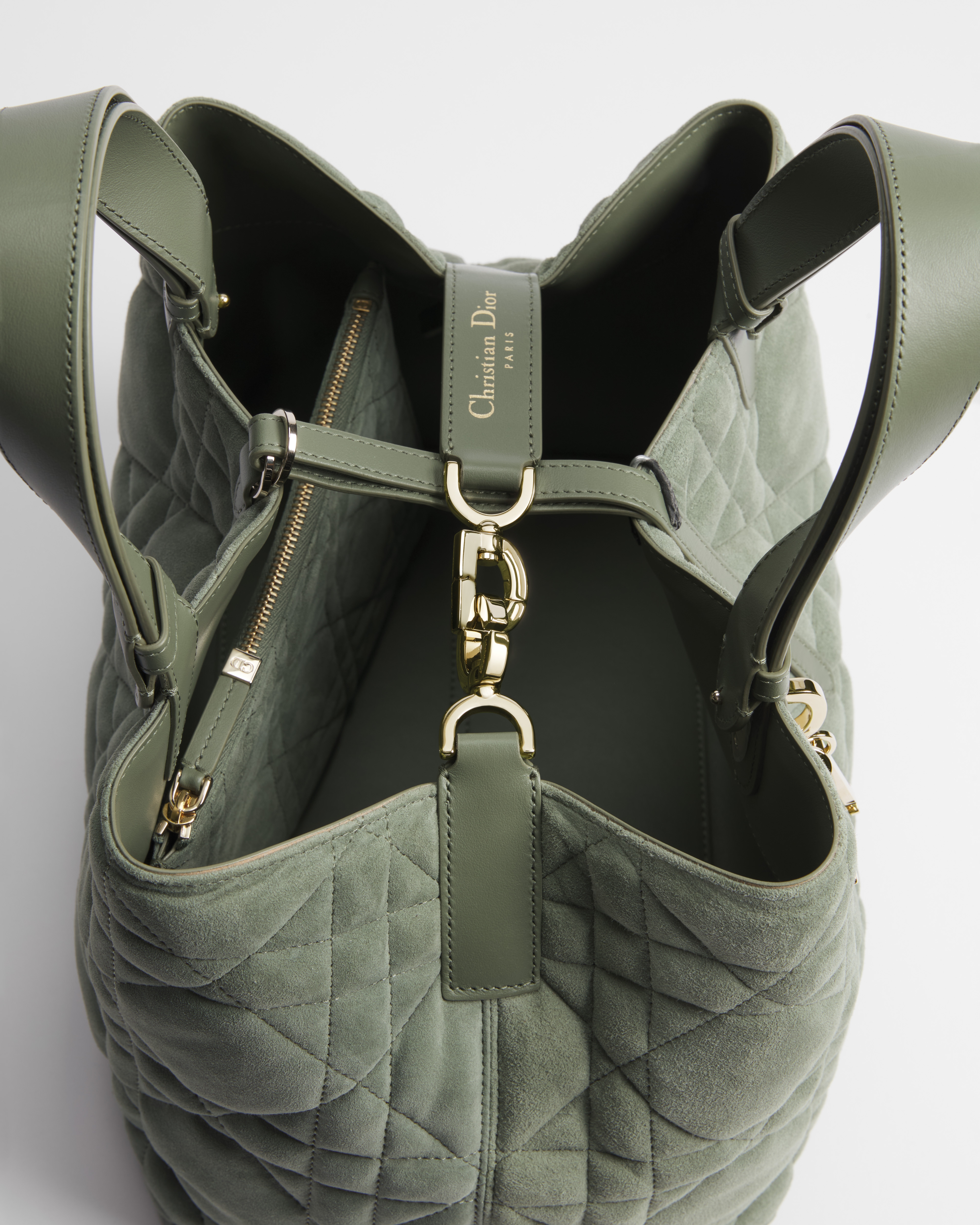 中号 Dior Toujours 手袋 雪松绿色绒面羊皮革超大藤格纹 E09