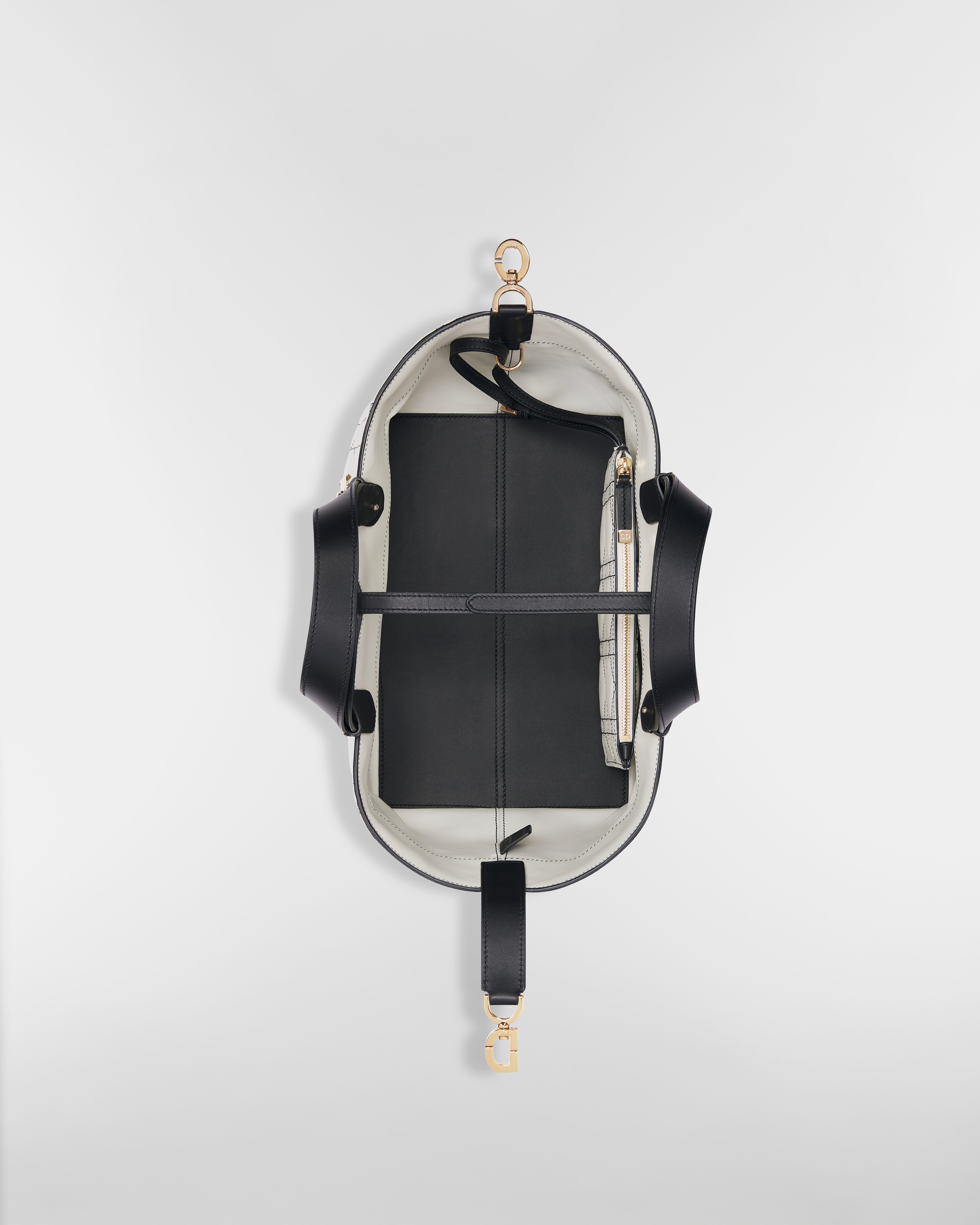 中号 Dior Toujours 手袋 白色牛皮革超大藤格纹搭配对比鲜明的黑色缉面线 E06