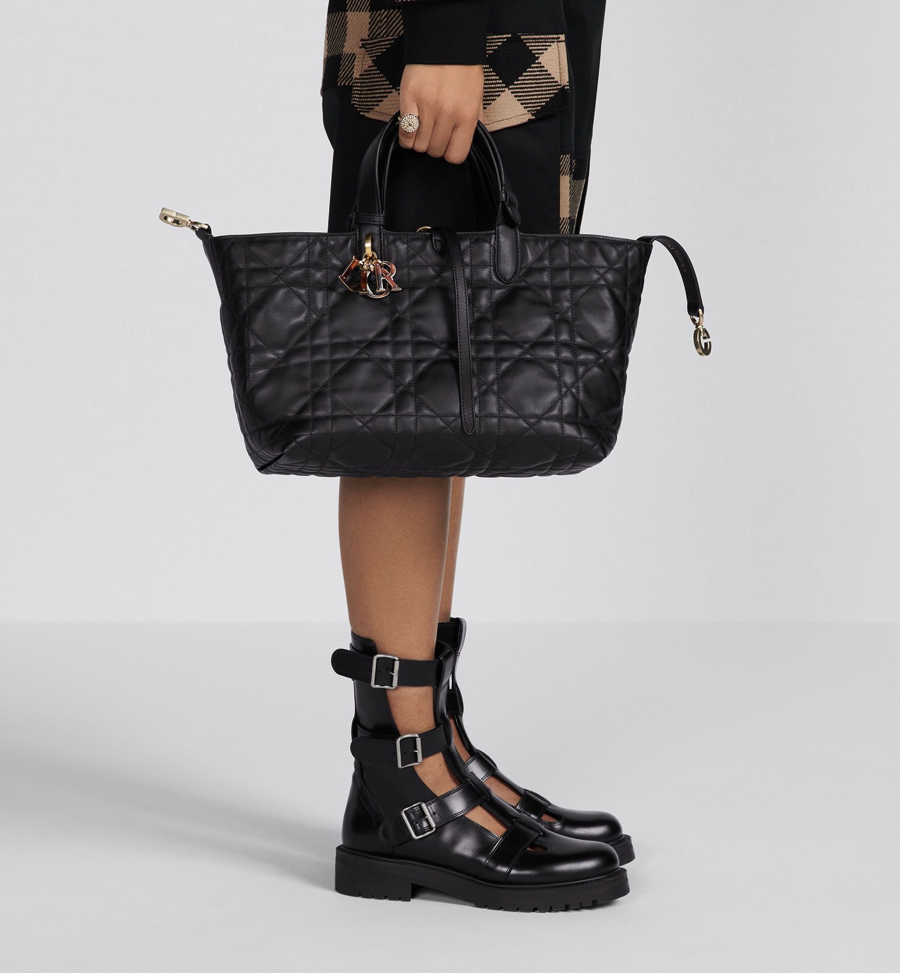 【タグ付き未使用】Christian　Dior　手袋　羊革　21cm　最終値下 ☆大人気商品☆ タグ付き未使用】Christian 最終値下 21cm 羊革