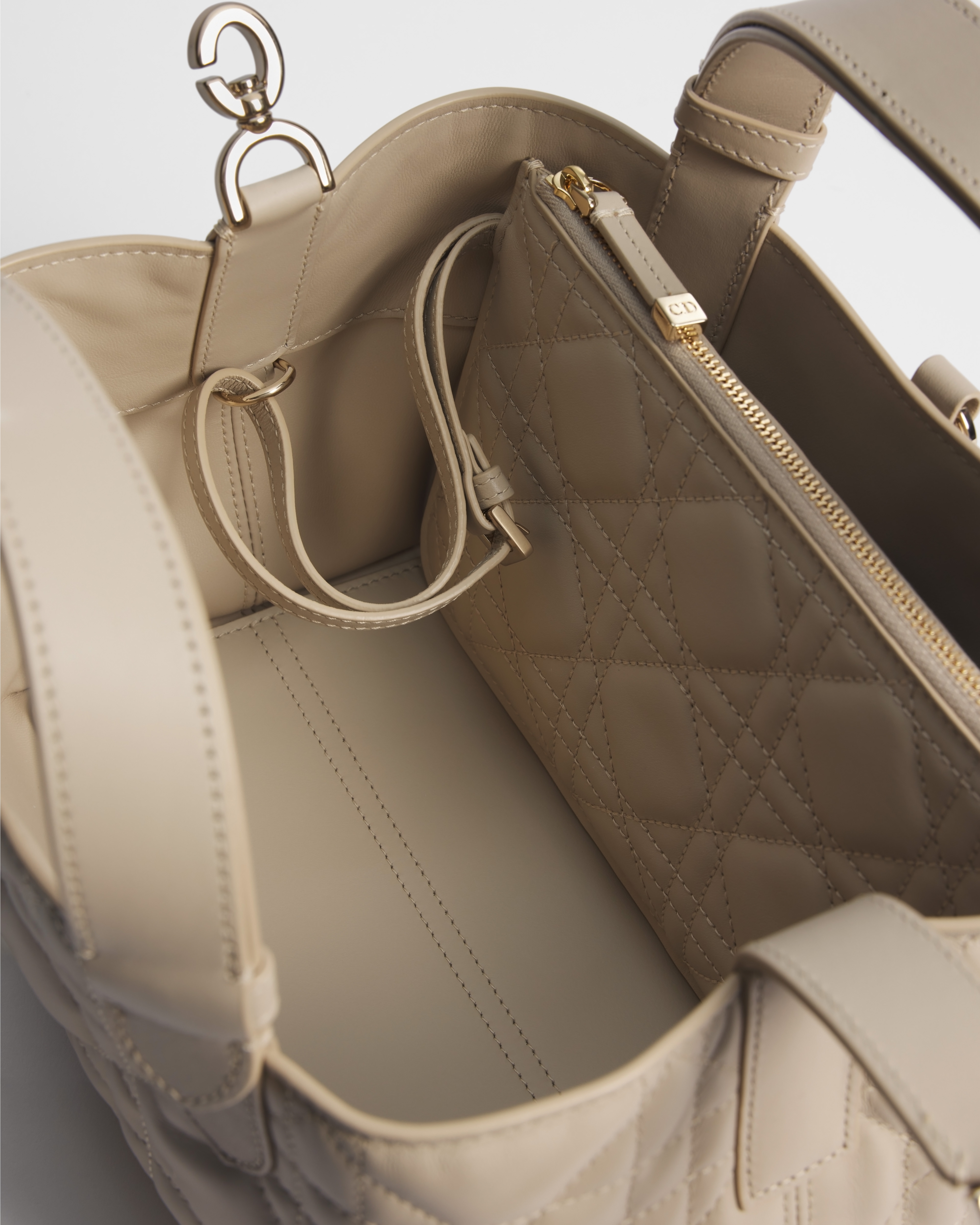 小号 Dior Toujours 手袋 胭脂米色牛皮革超大藤格纹 E06