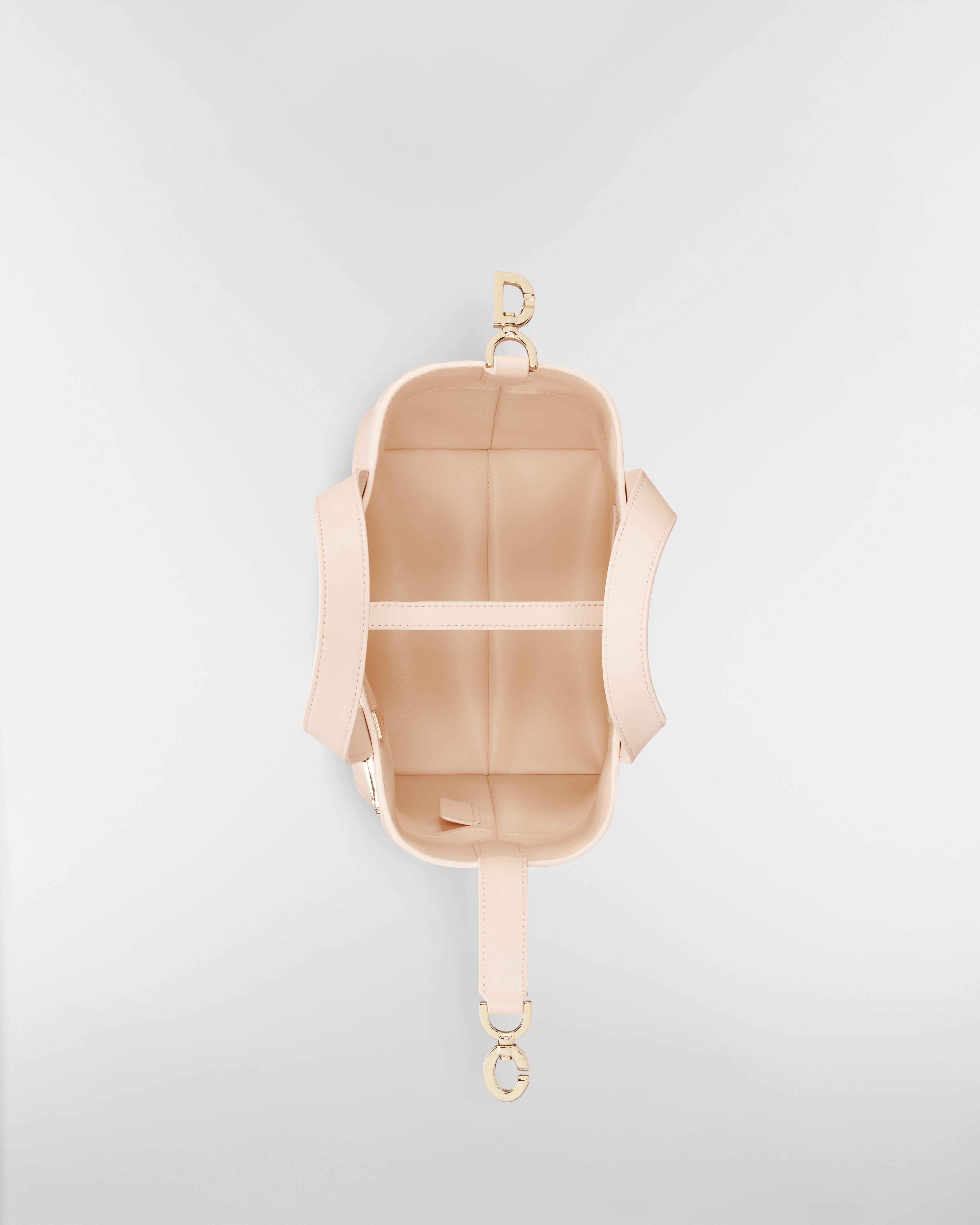 小号 Dior Toujours 竖版手袋 沙石粉色牛皮革超大藤格纹 E06