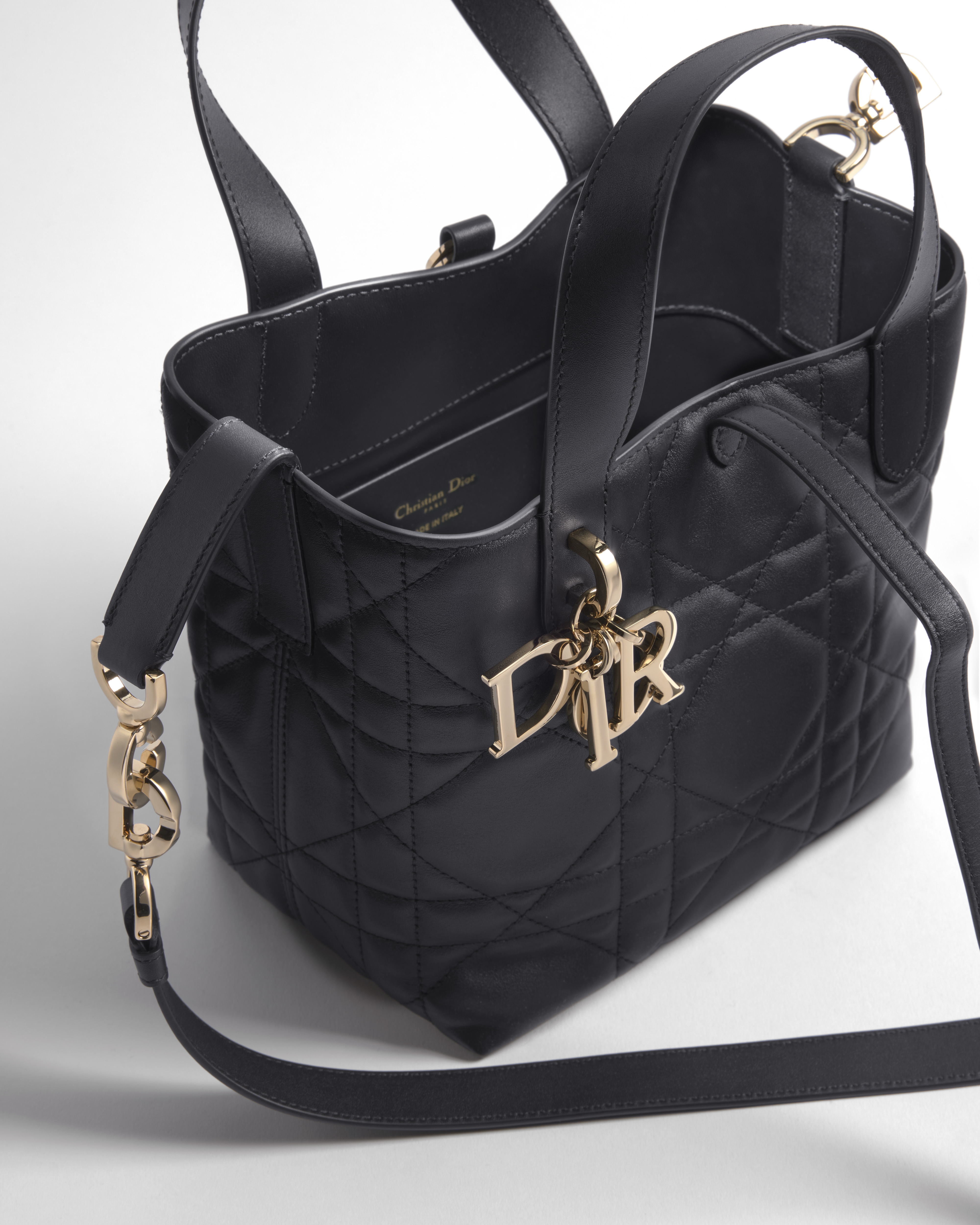 小号 Dior Toujours 竖版手袋 黑色牛皮革超大藤格纹 E10