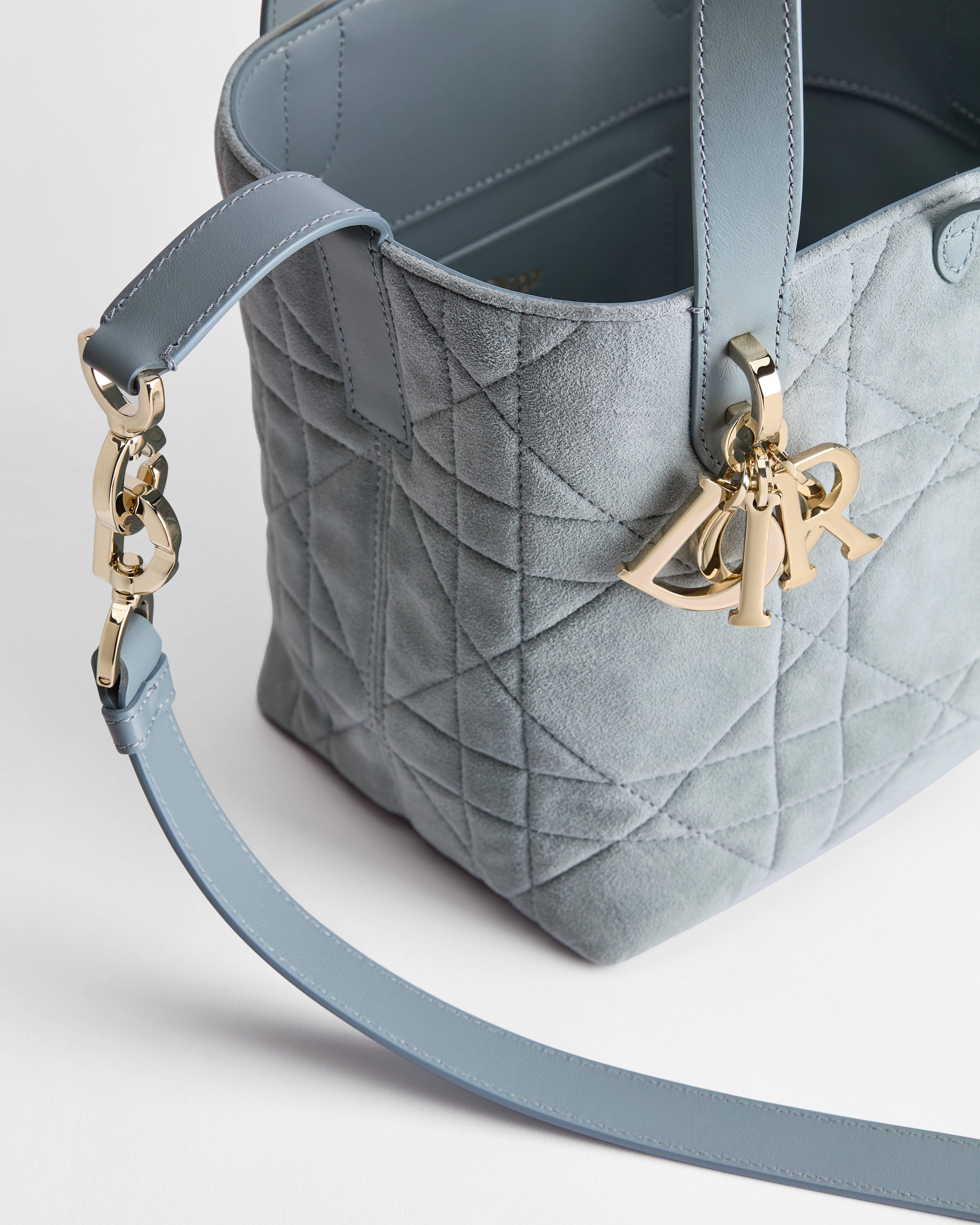 小号 Dior Toujours 竖版手袋 天蓝色绒面羊皮革超大藤格纹 E06