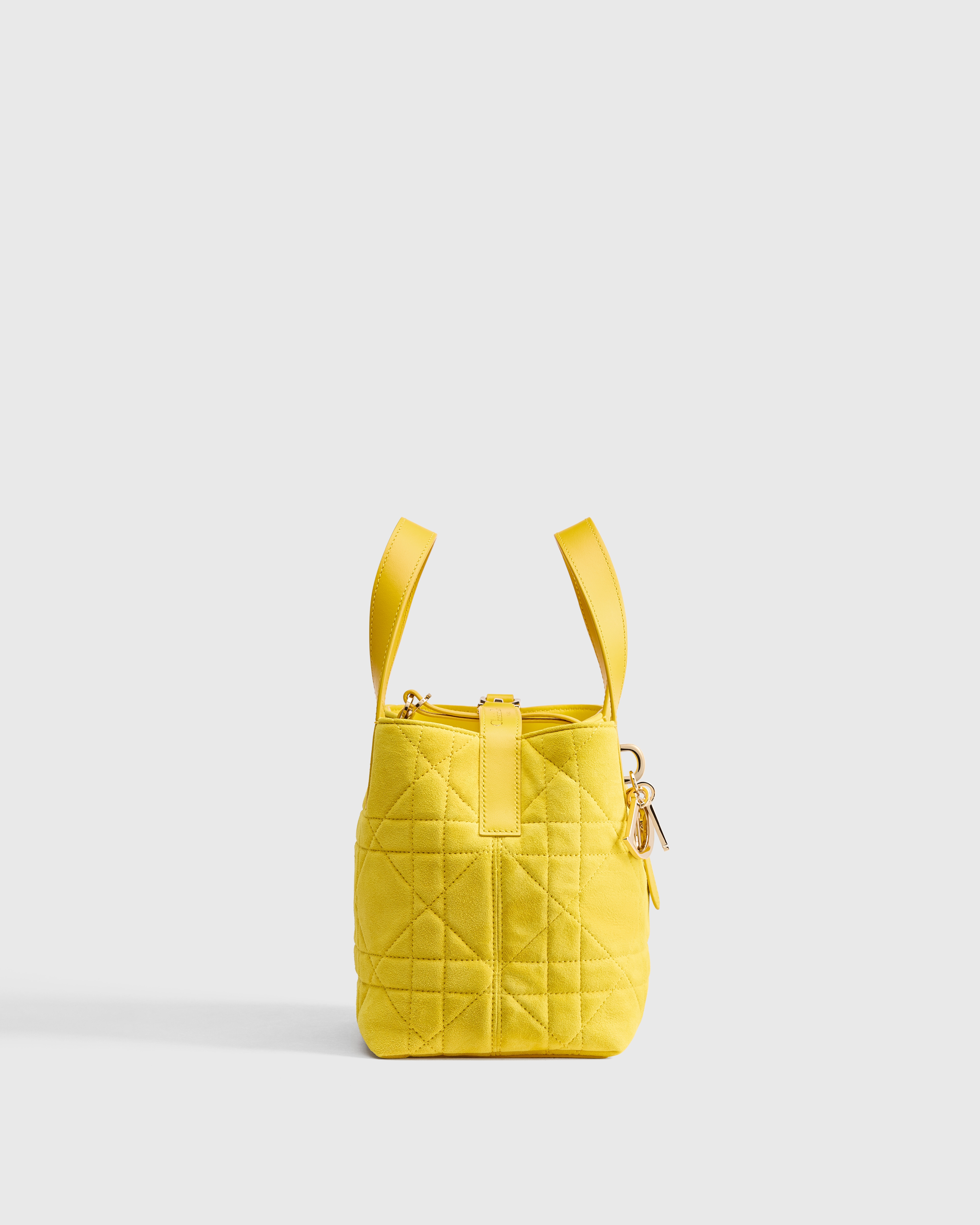 小号 Dior Toujours 竖版手袋 毛茛黄绒面羊皮革超大藤格纹 E02