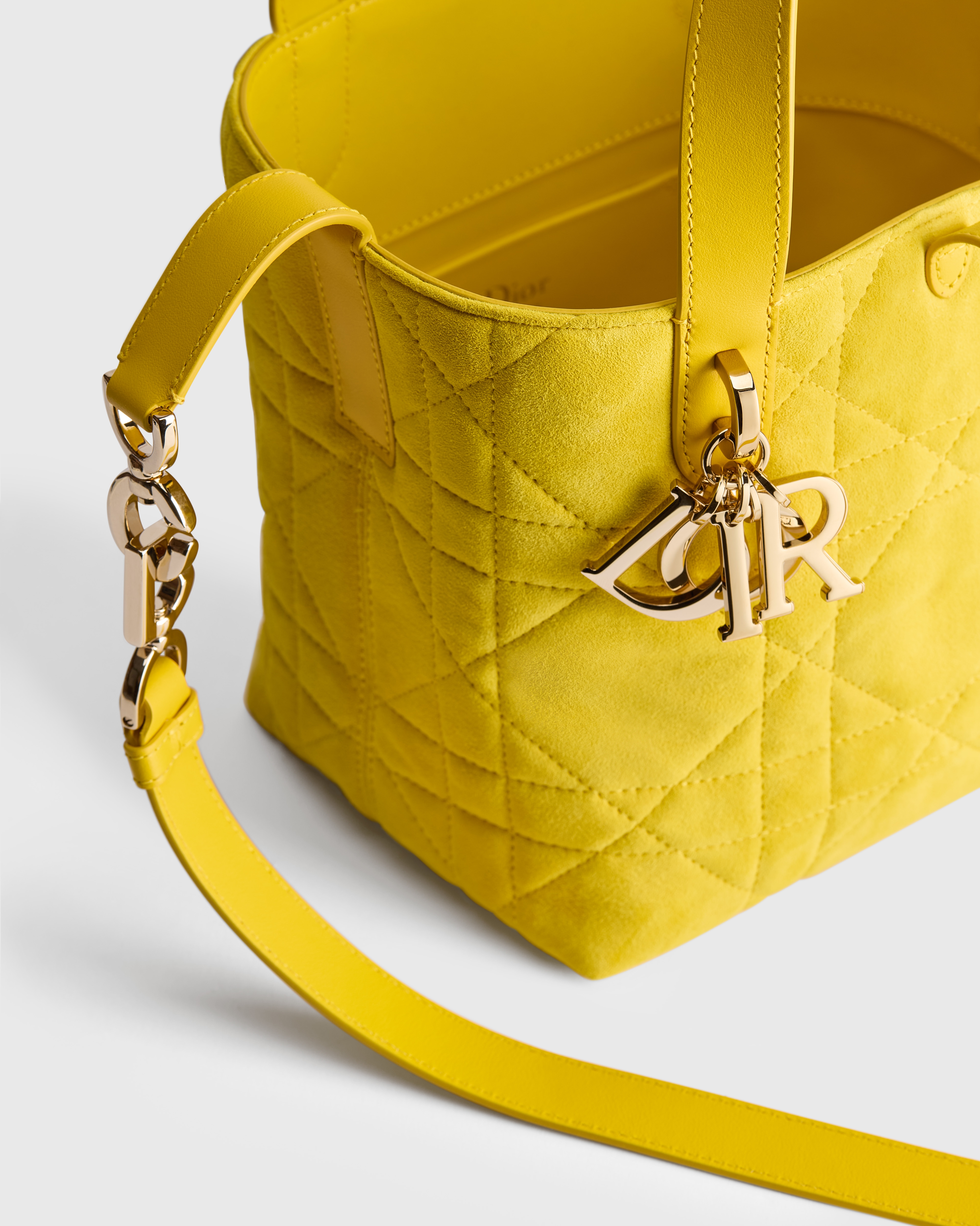 小号 Dior Toujours 竖版手袋 毛茛黄绒面羊皮革超大藤格纹 E06