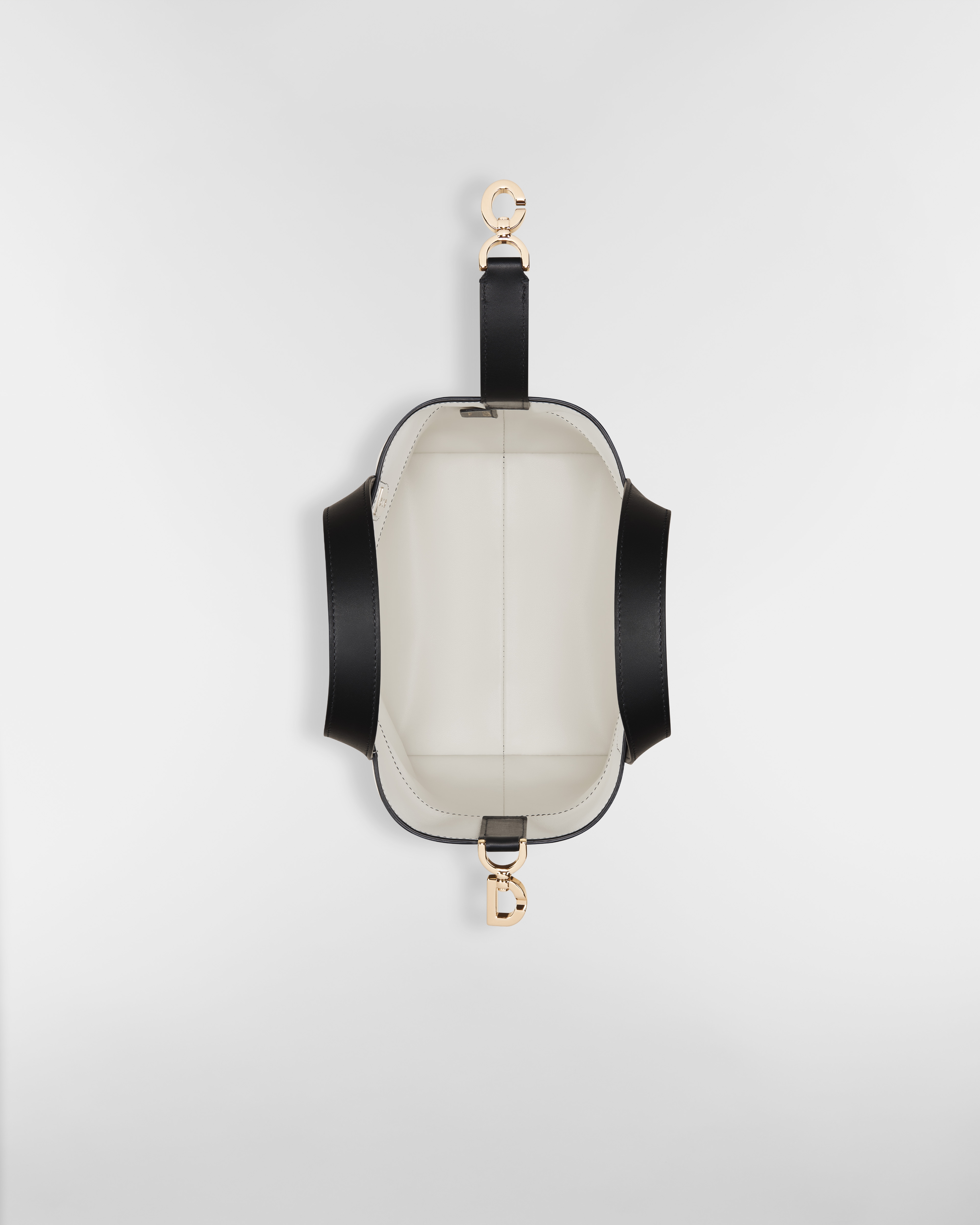 小号 Dior Toujours 竖版手袋 白色牛皮革超大藤格纹搭配对比鲜明的黑色缉面线 E06