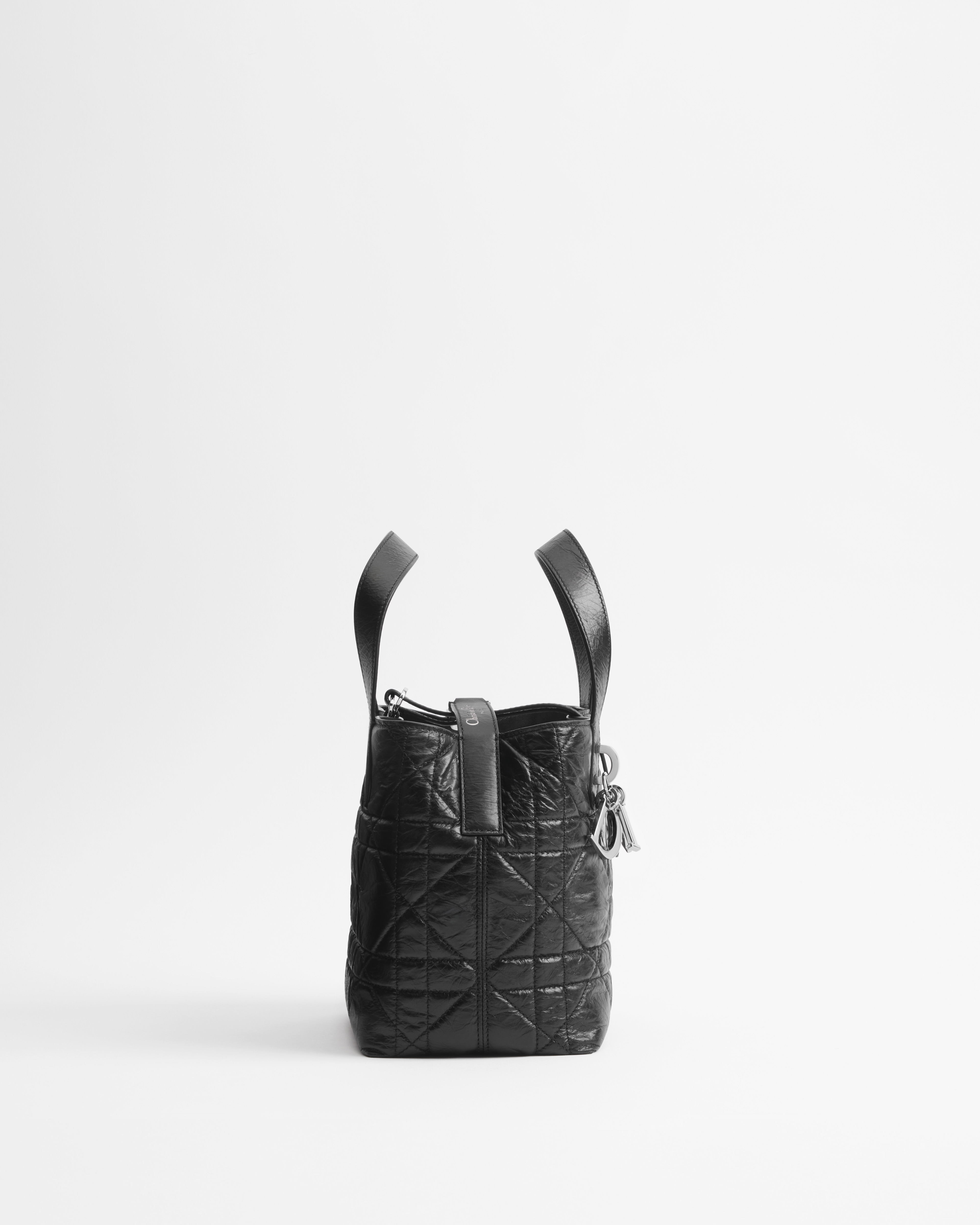 小号 Dior Toujours 竖版手袋 黑色褶皱牛皮革超大藤格纹 E02