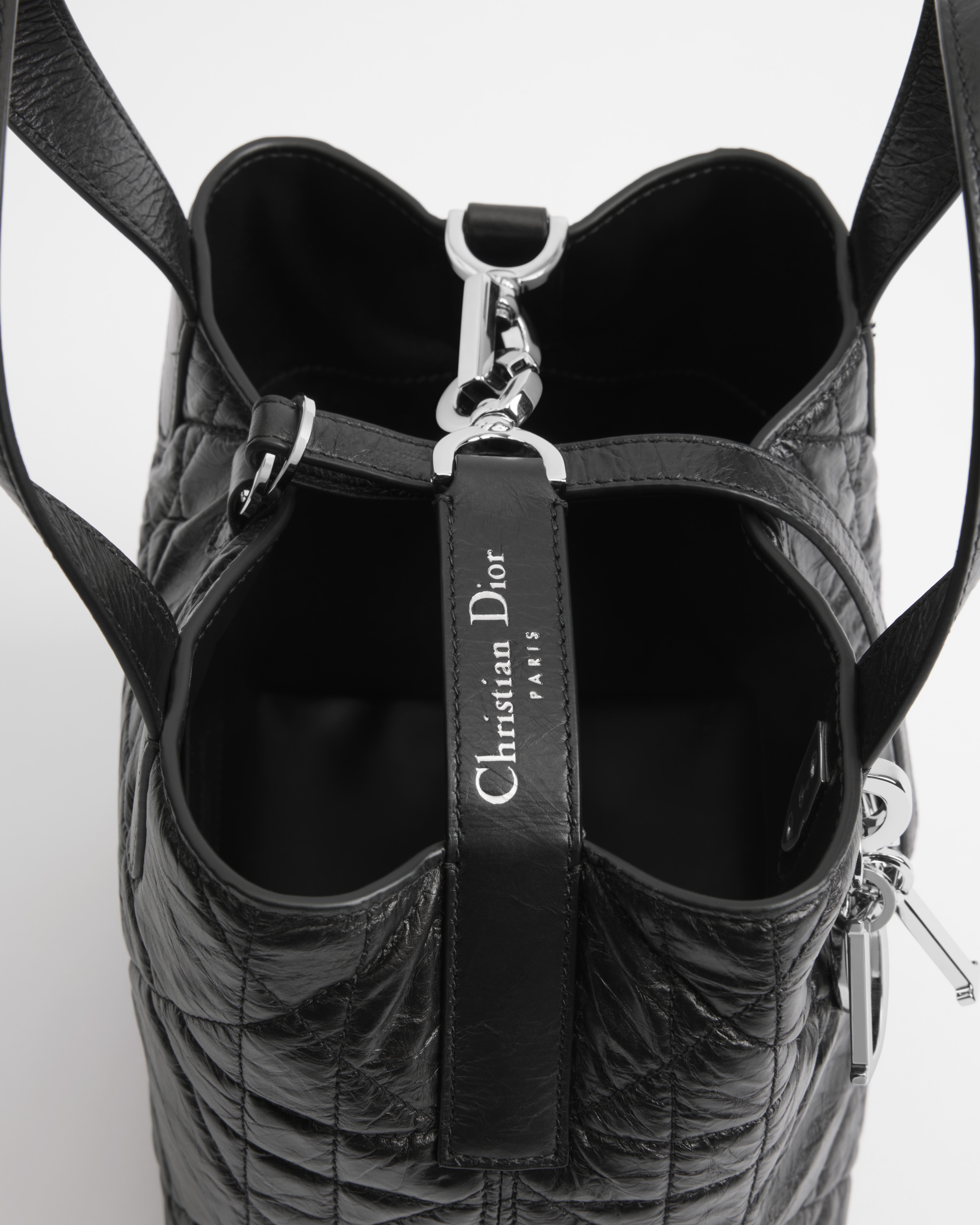 小号 Dior Toujours 竖版手袋 黑色褶皱牛皮革超大藤格纹 E06