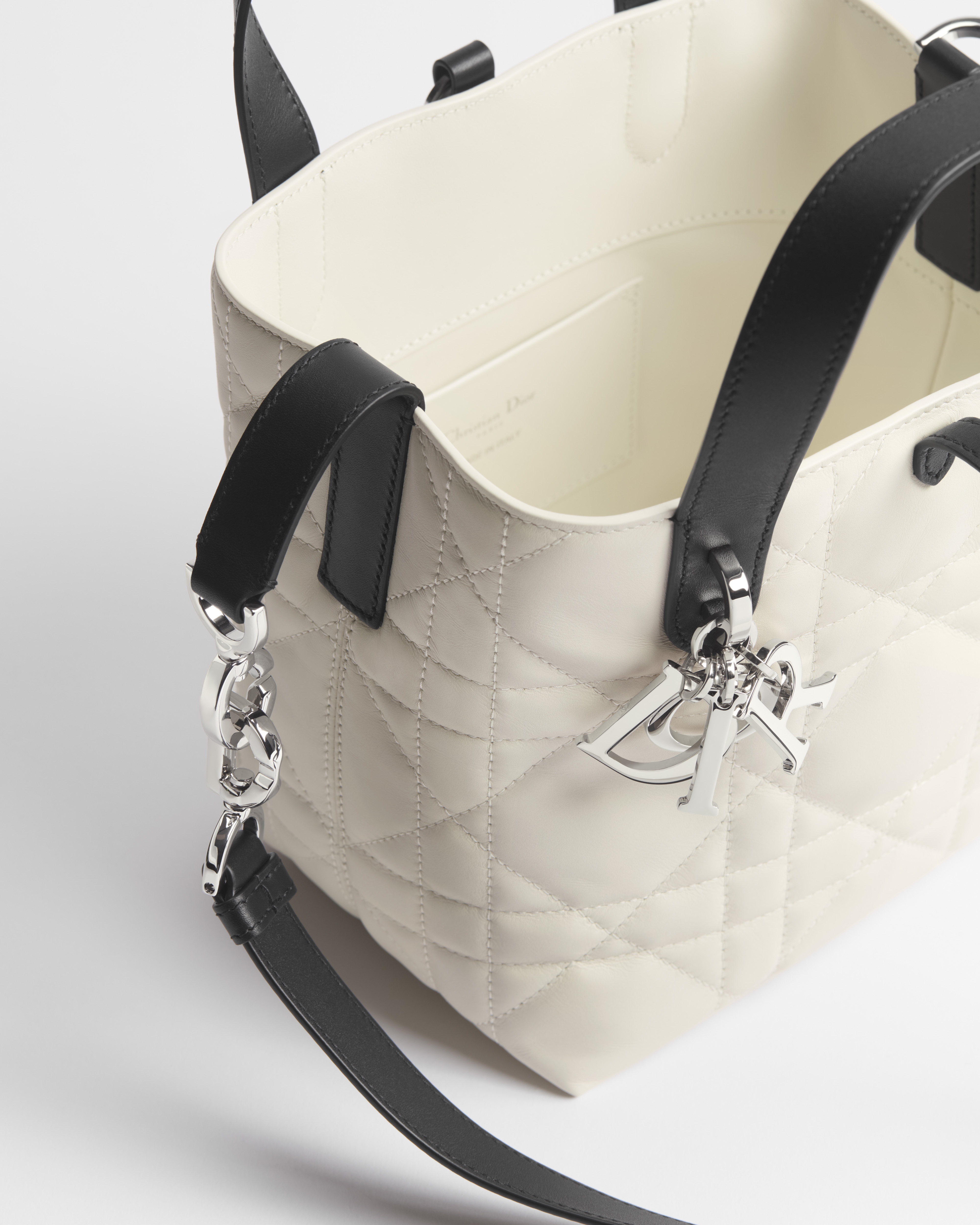 小号 Dior Toujours 竖版手袋 奶白色和黑色牛皮革超大藤格纹 E10