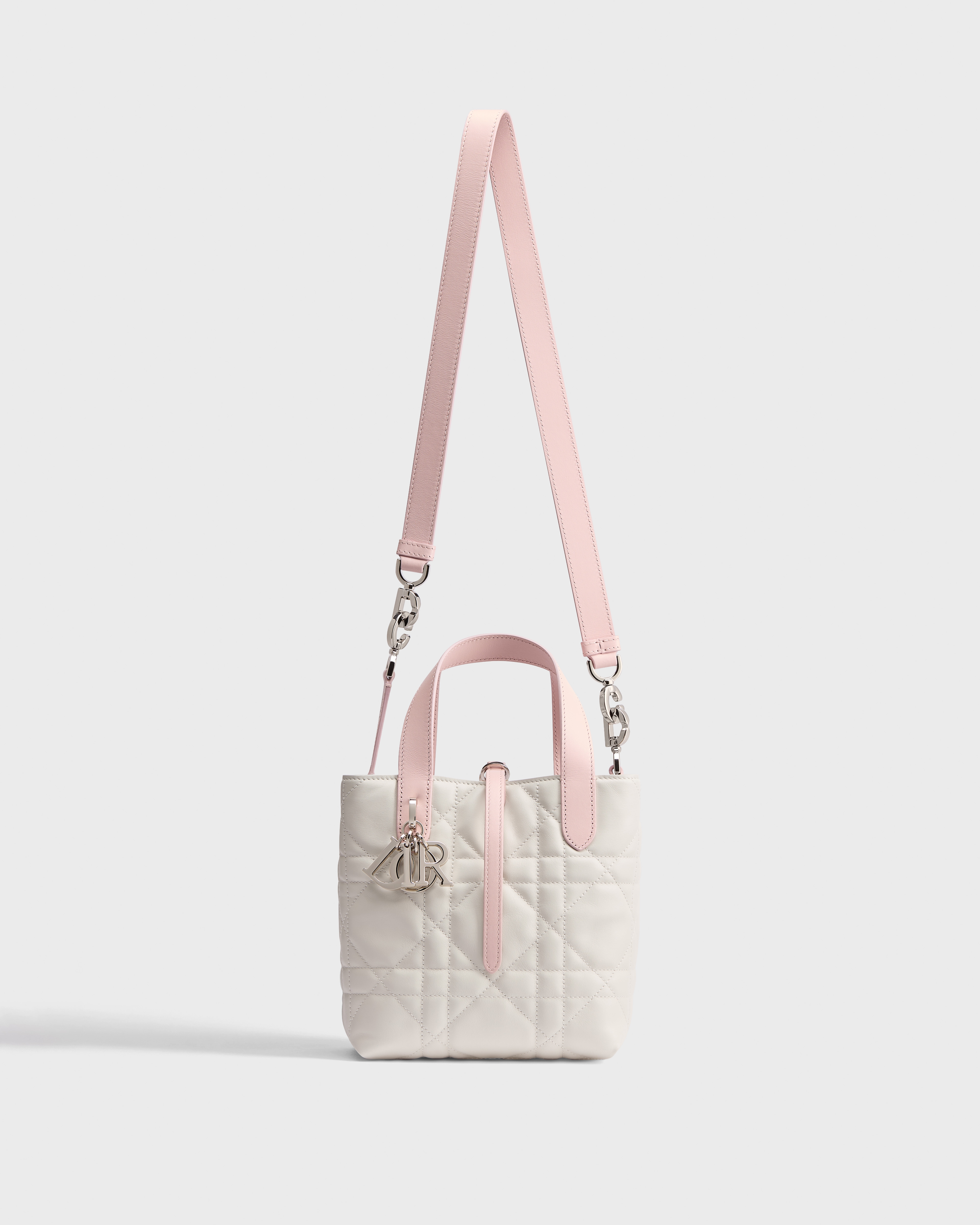 小号 Dior Toujours 竖版手袋 淡柔粉色和奶白色牛皮革超大藤格纹 E07